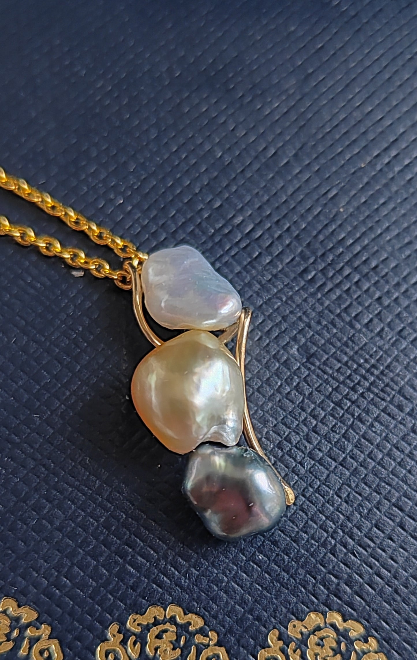 'A feather' 18k gold pendant genuine south sea & Tahitian Keshi pearls 'Wild'