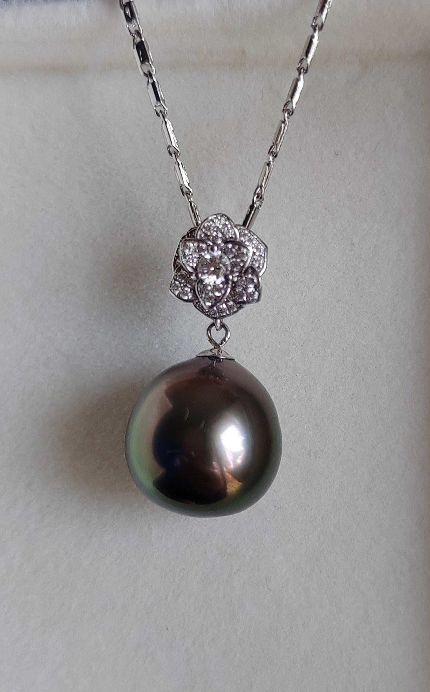 'White Camellia' 18k white gold pendant genuine Mangareva tahitian dea pearl 11.7x12.1mm