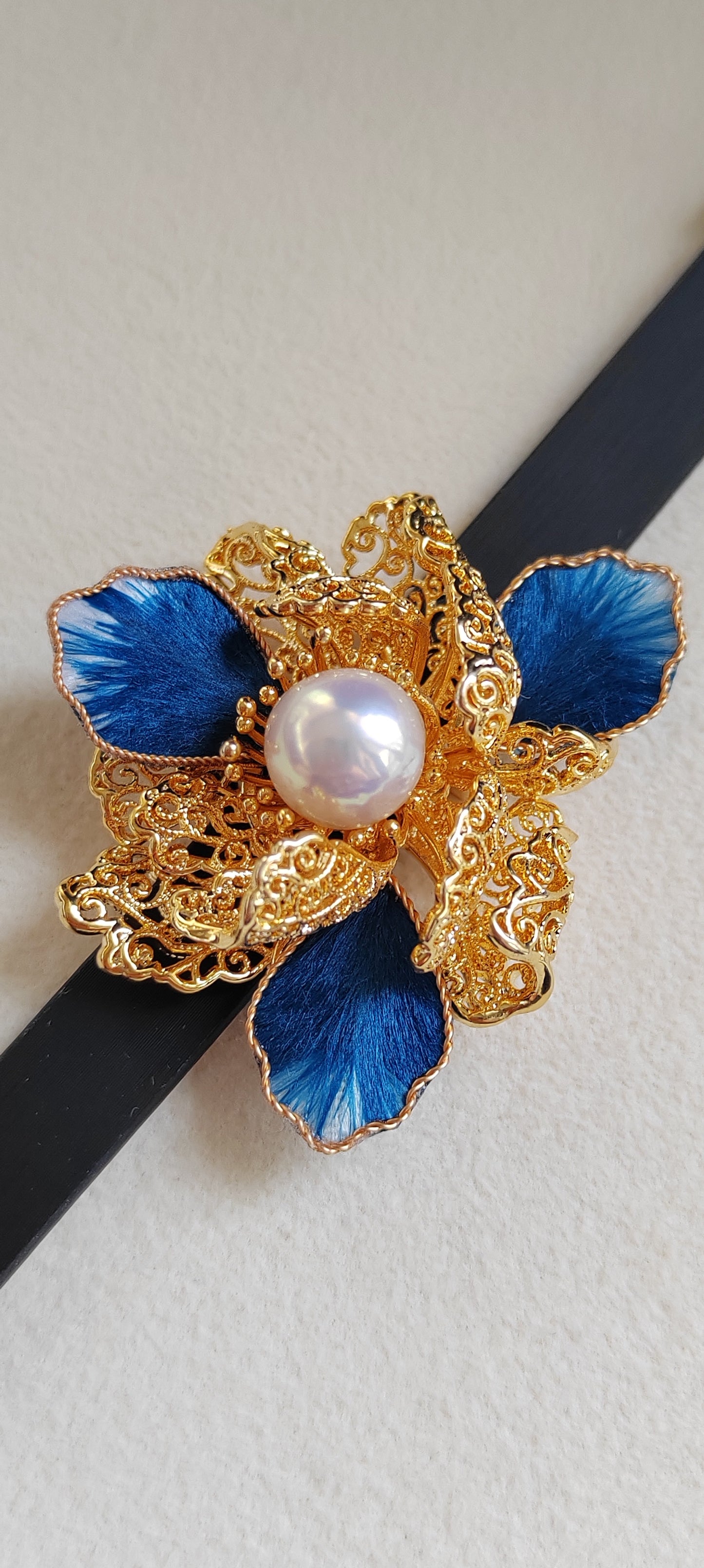 10.1mm Genuine freshwater pearl 'Peony' leather bracelet