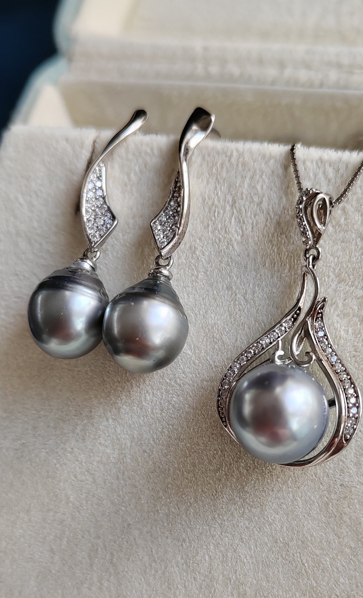 'Lily' Jewellry set Genuine tahitian sea pearl 9.4-9.9mm