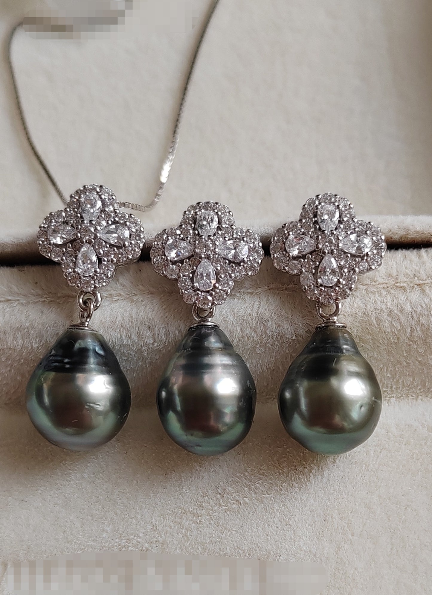 'Silver Clovers' Jewellry set Genuine tahitian sea pearls 9.6-9.9mm