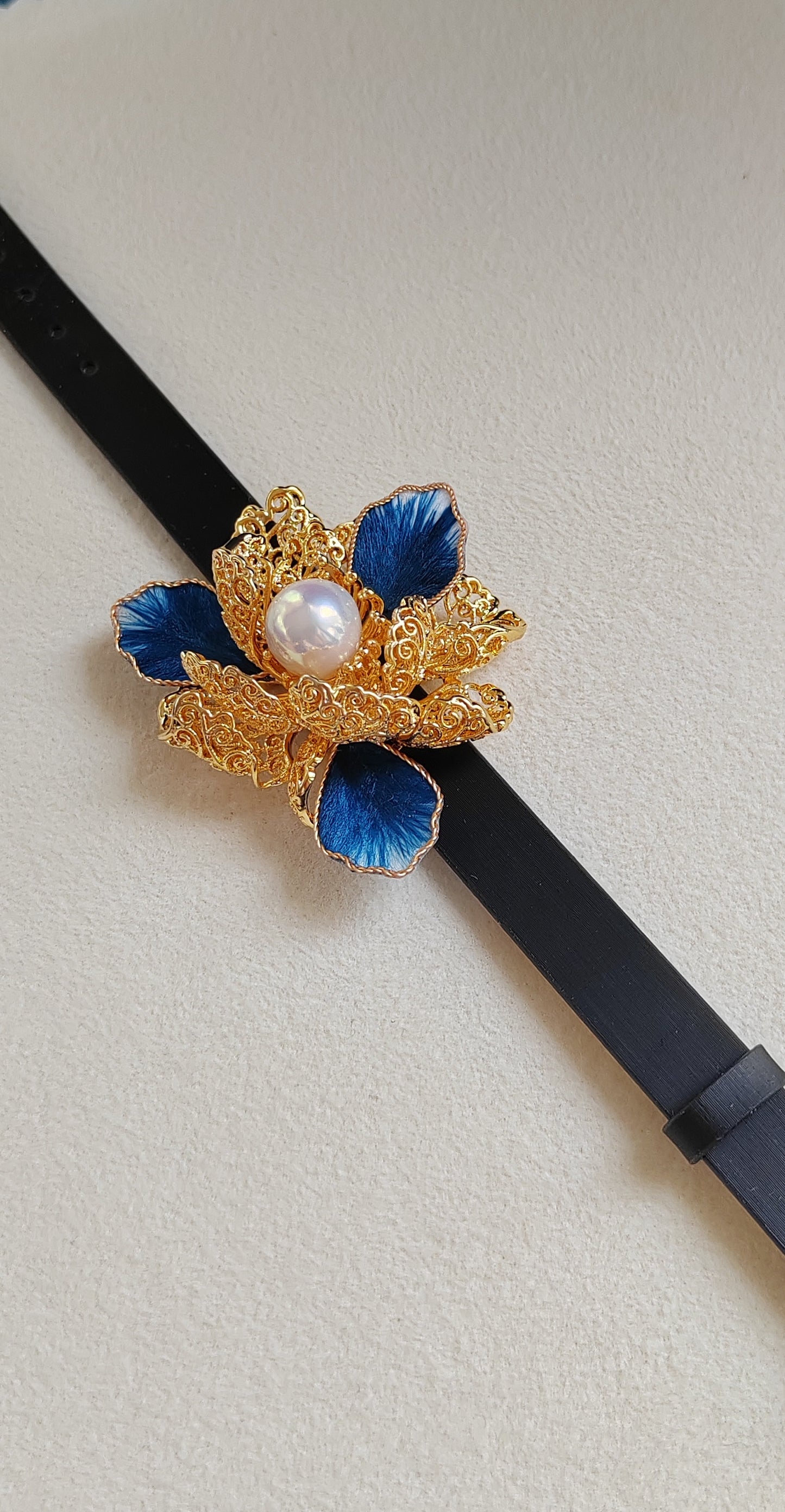 10.1mm Genuine freshwater pearl 'Peony' leather bracelet