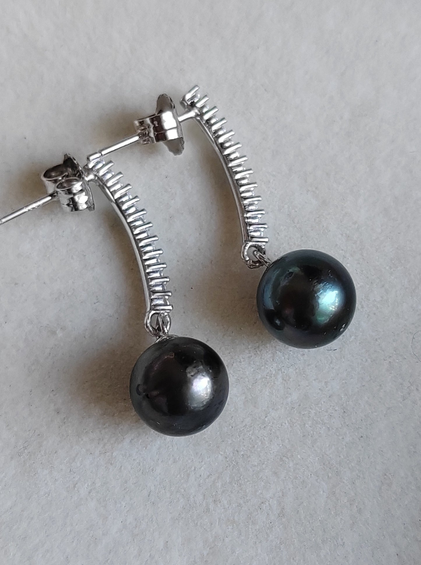Classic Dangling earrings Genuine tahitian south sea pearl 8.8mm Round