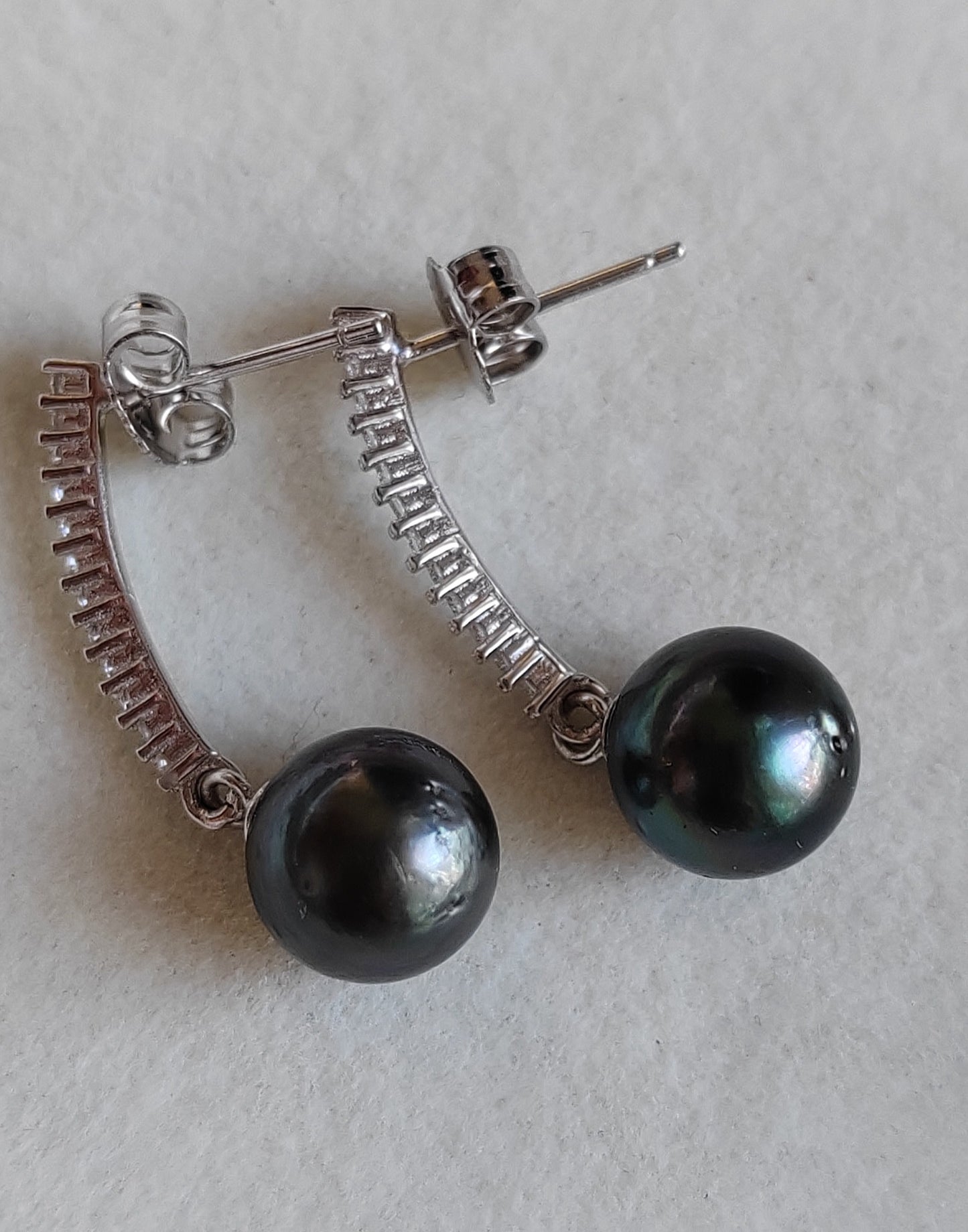 Classic Dangling earrings Genuine tahitian south sea pearl 8.8mm Round