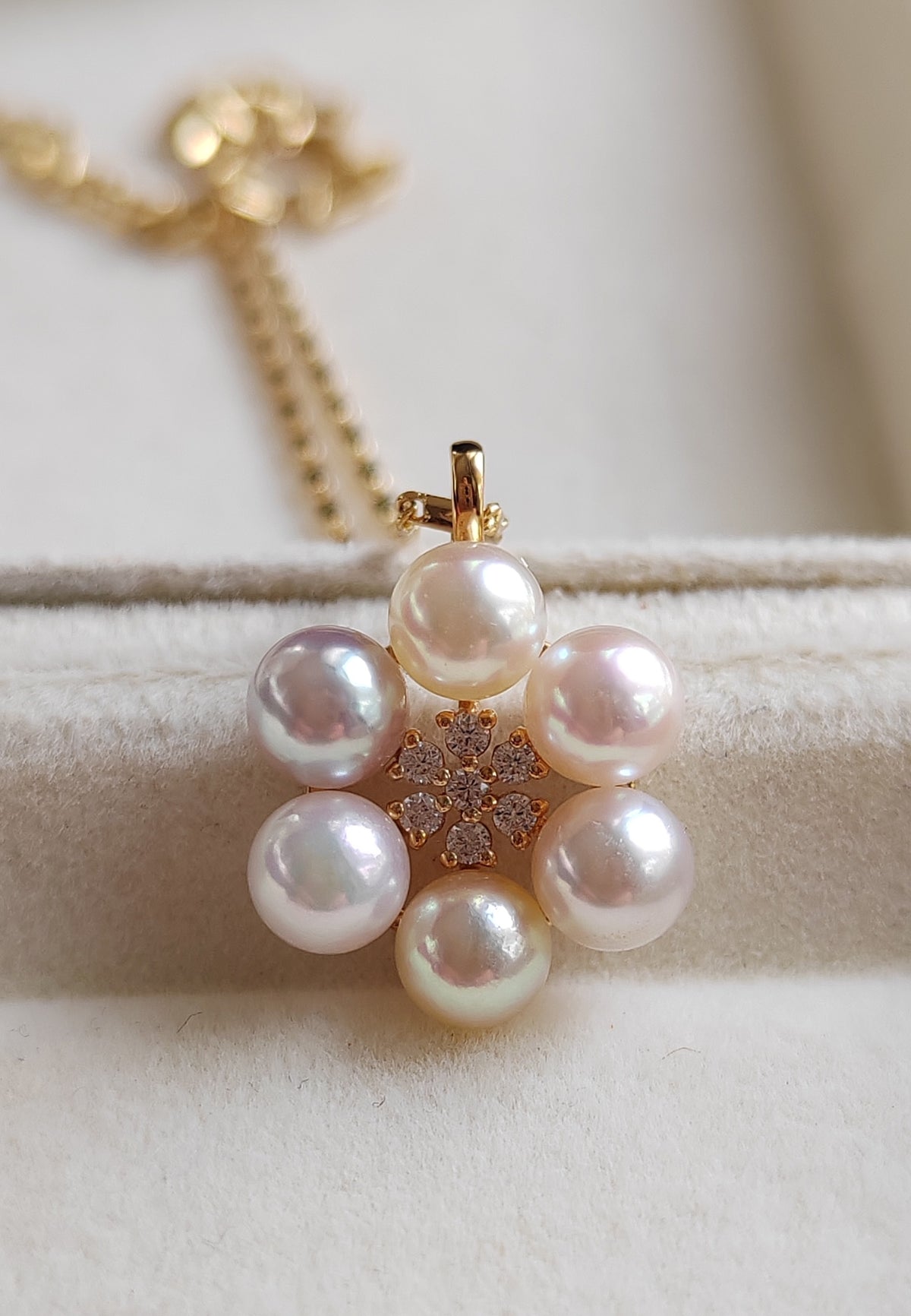 'Pleasure Blossom' 18k gold pendant genuine Japanese akoya pearls