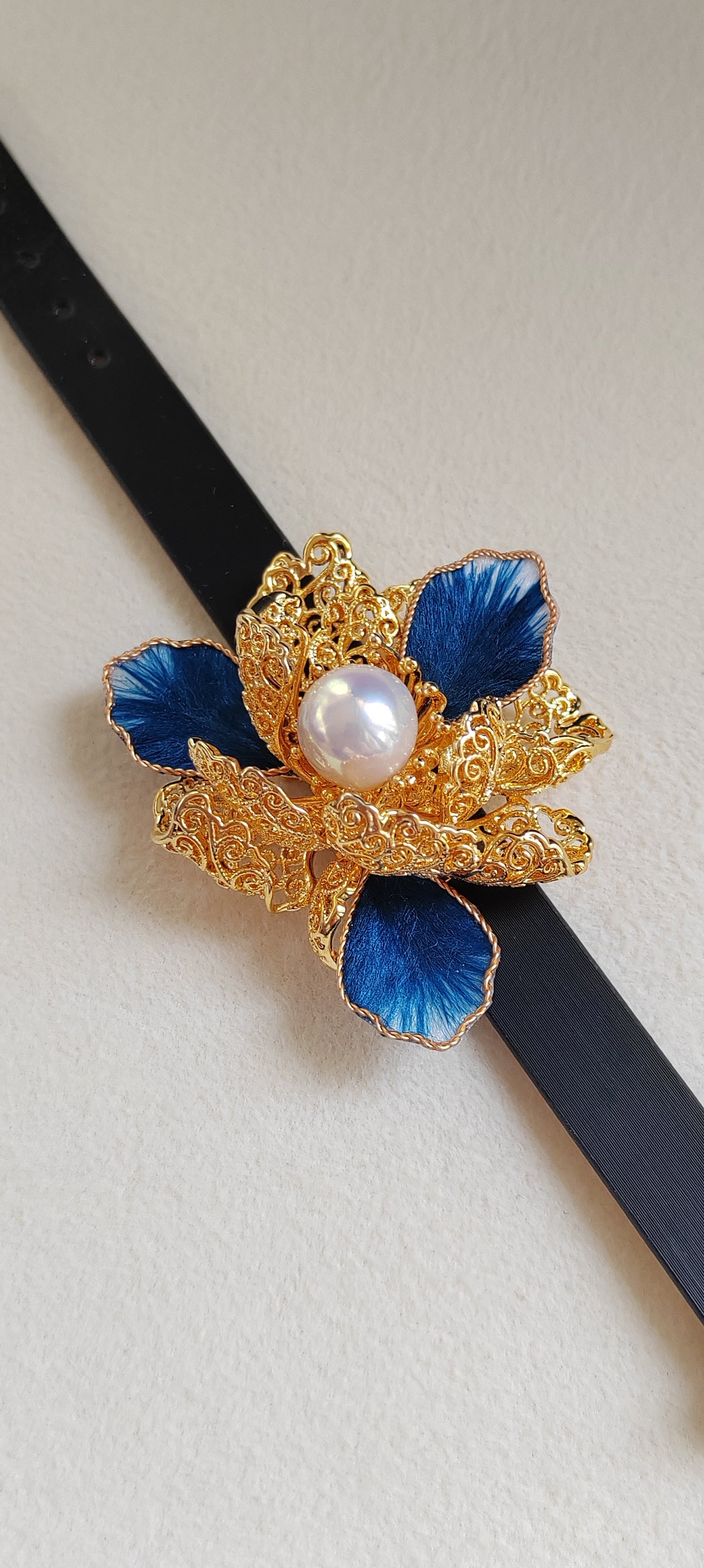 10.1mm Genuine freshwater pearl 'Peony' leather bracelet