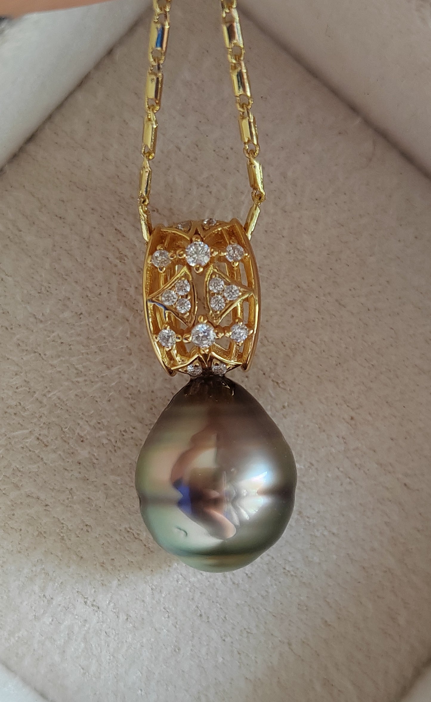 11.2x13.6mm Genuine Mangareva Tahitian sea pearl 'Light Neon' pendant
