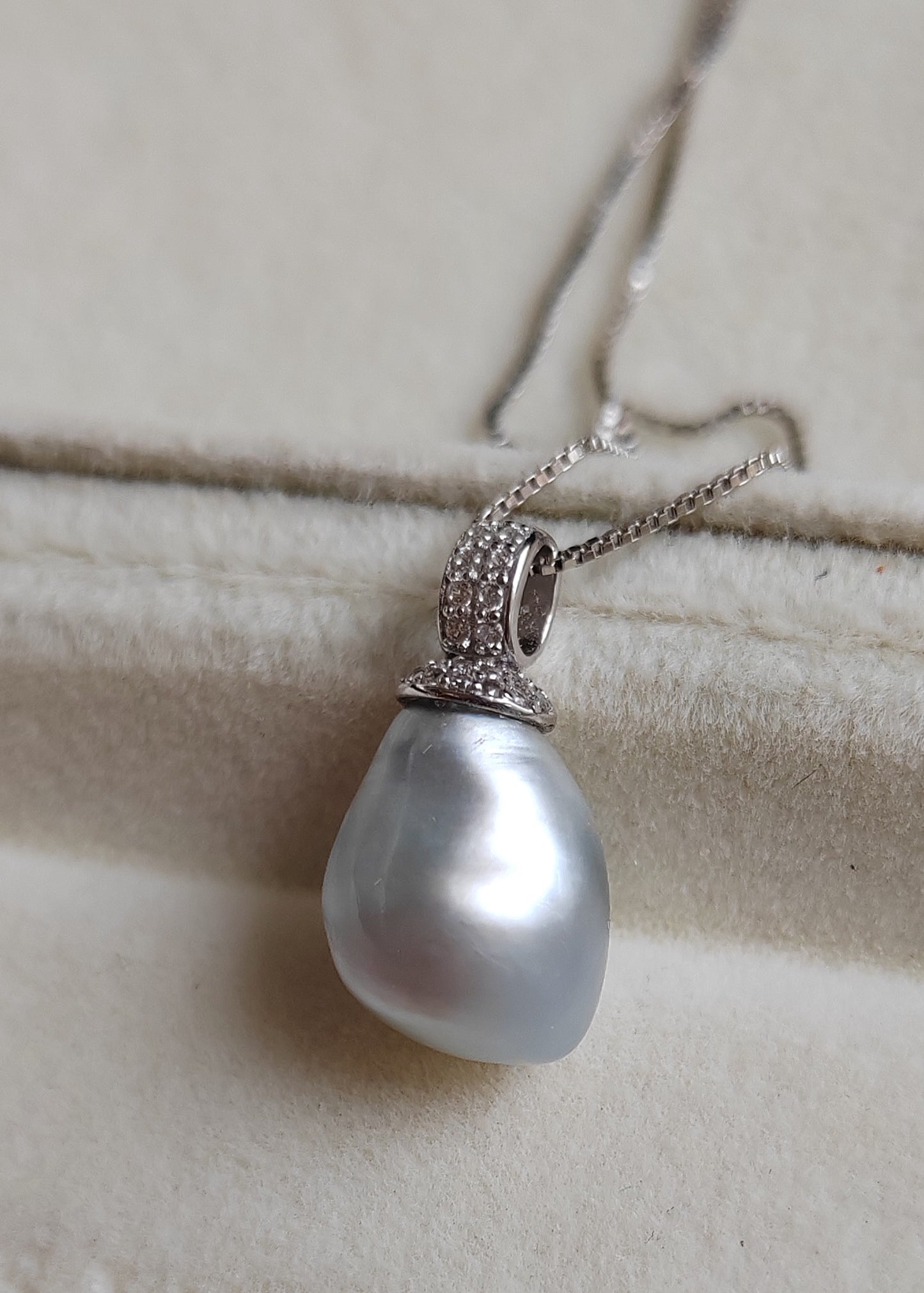 'Wild' Solitaire necklace Genuine Keshi south Sea white pearl 7ct