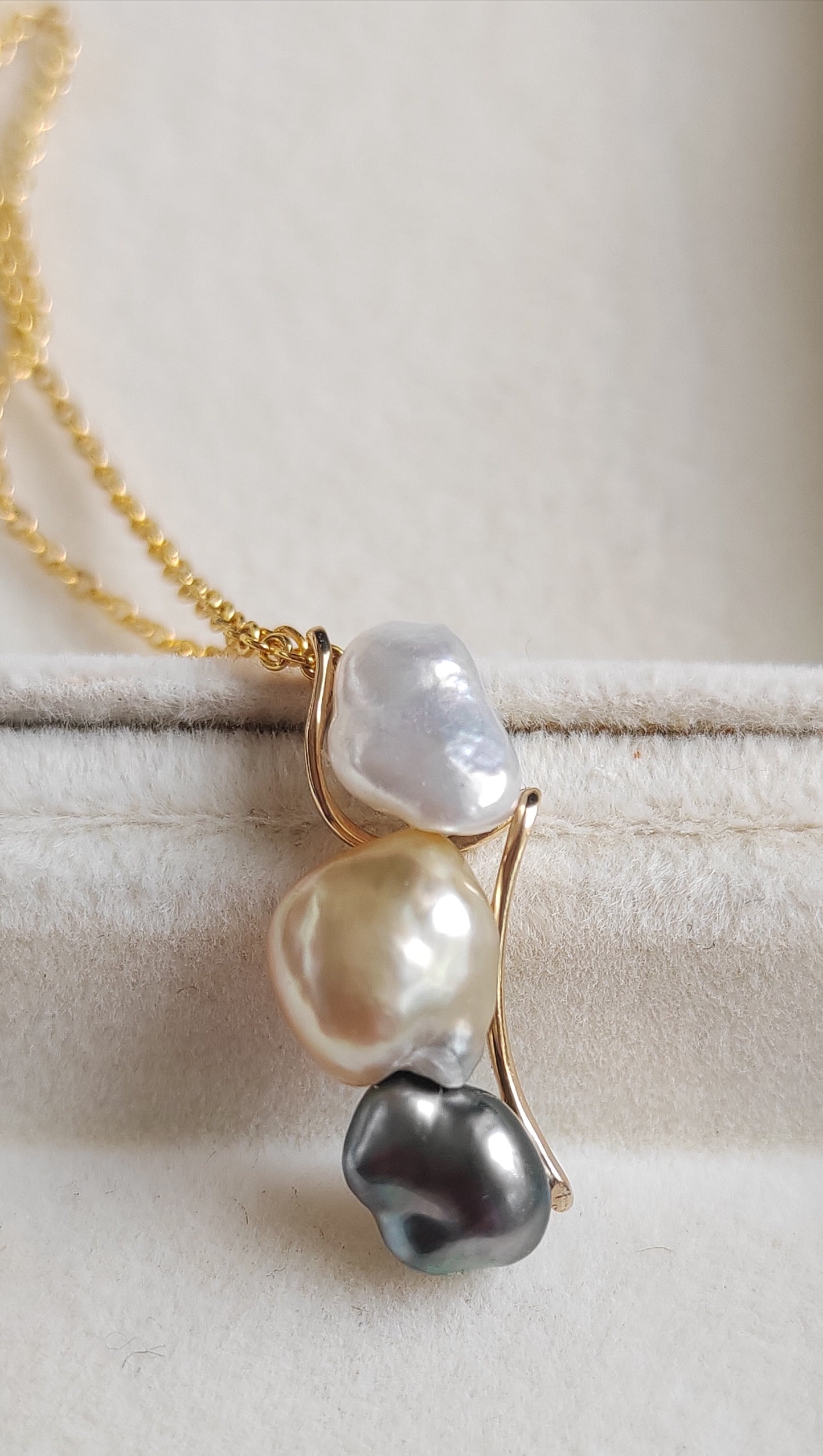 'A feather' 18k gold pendant genuine south sea & Tahitian Keshi pearls 'Wild'