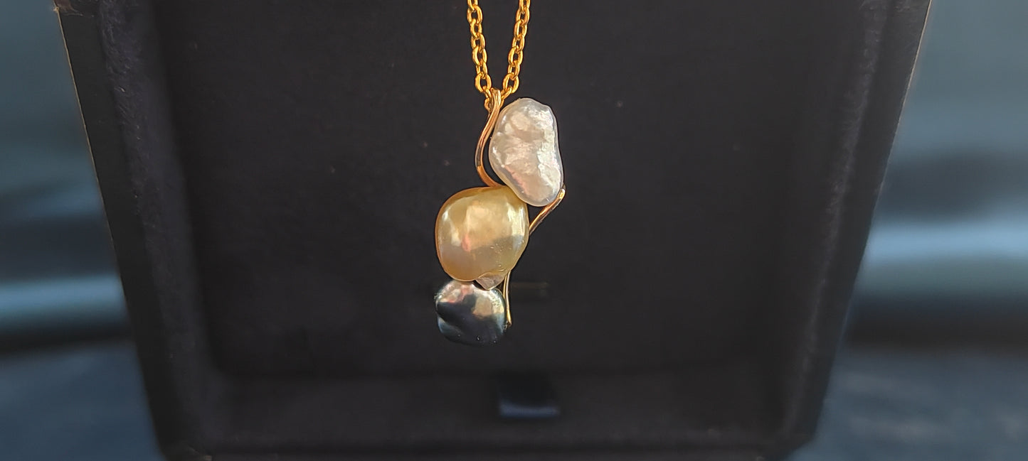 'A feather' 18k gold pendant genuine south sea & Tahitian Keshi pearls 'Wild'
