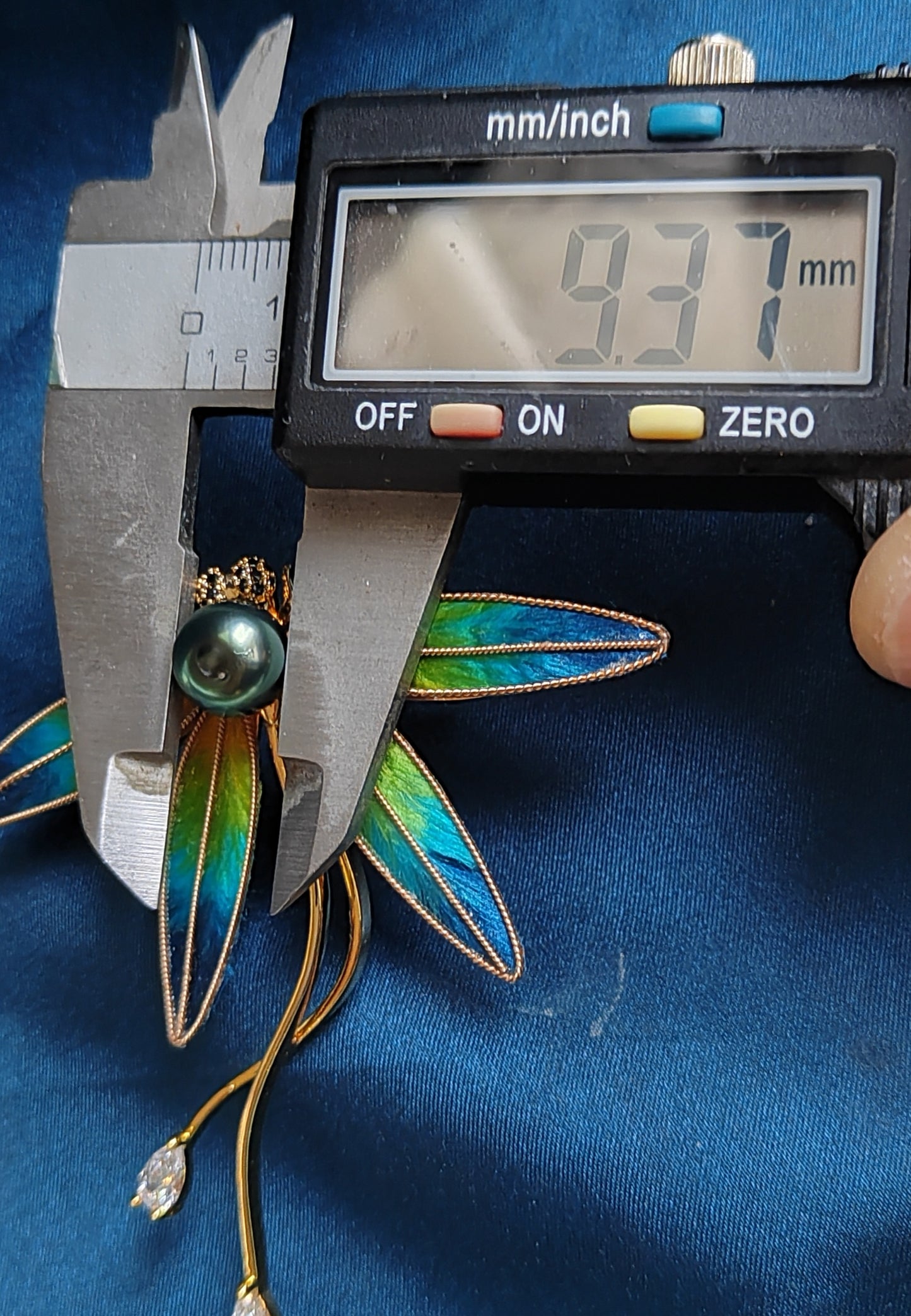 'Dragonfly' Genuine Tahitian sea pearl 9.3mm brooch