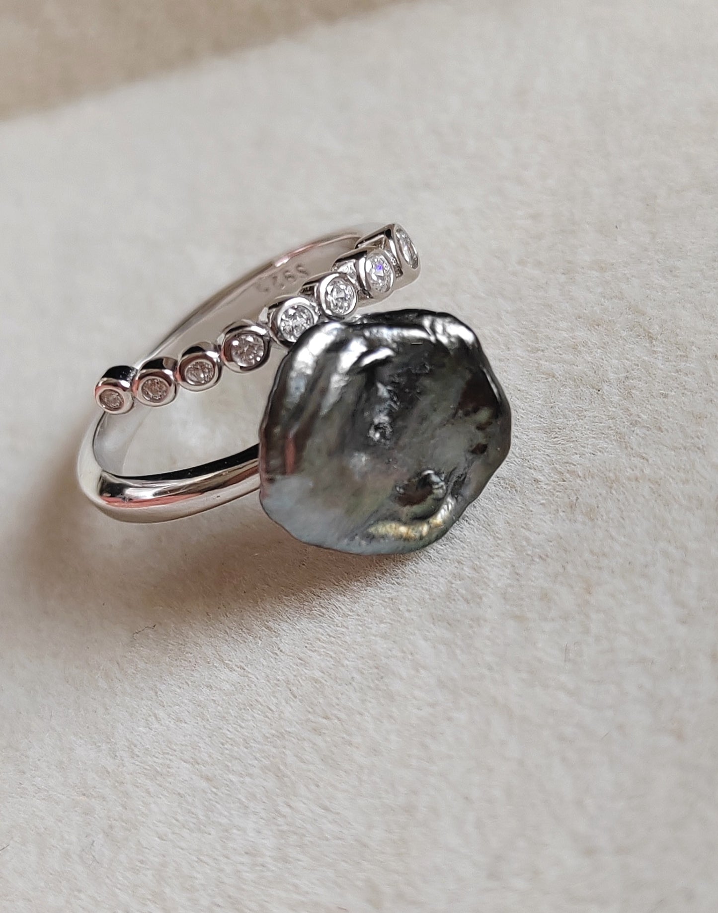 'Wild' Flower ring genuine tahitian Keshi pearl 3.6ct