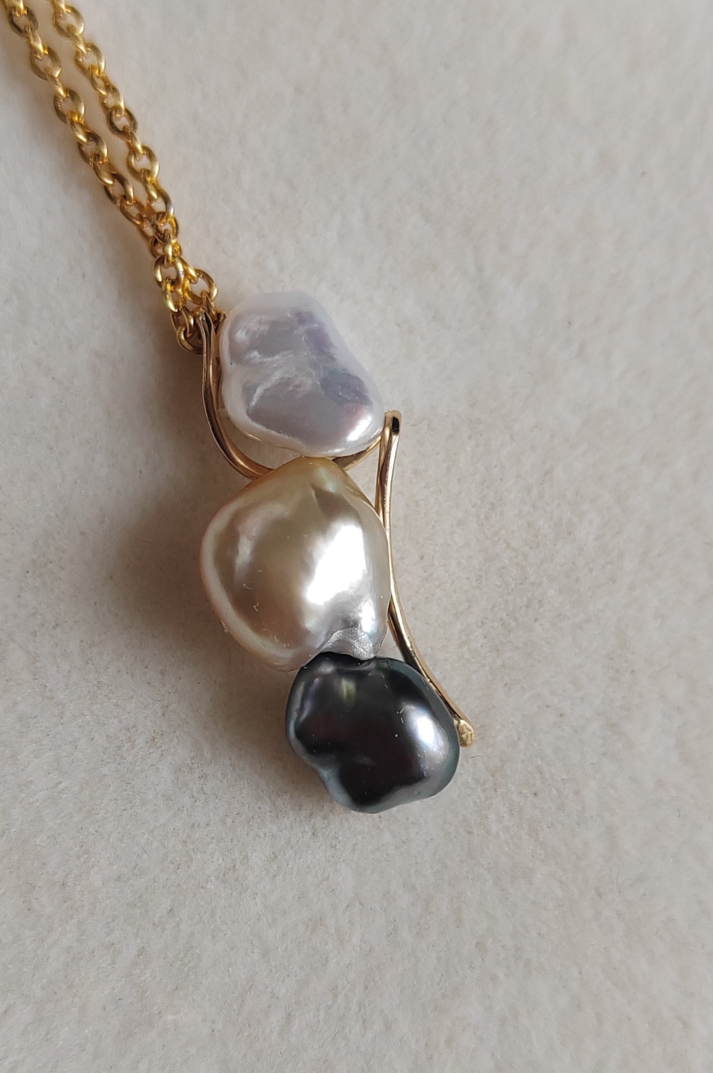'A feather' 18k gold pendant genuine south sea & Tahitian Keshi pearls 'Wild'