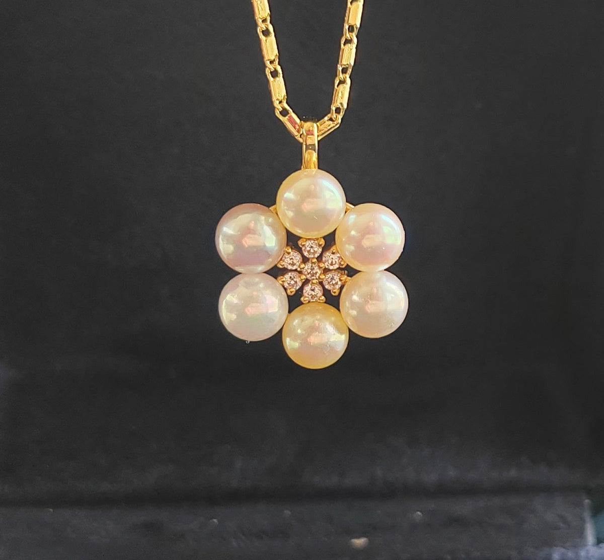 'Pleasure Blossom' 18k gold pendant genuine Japanese akoya pearls