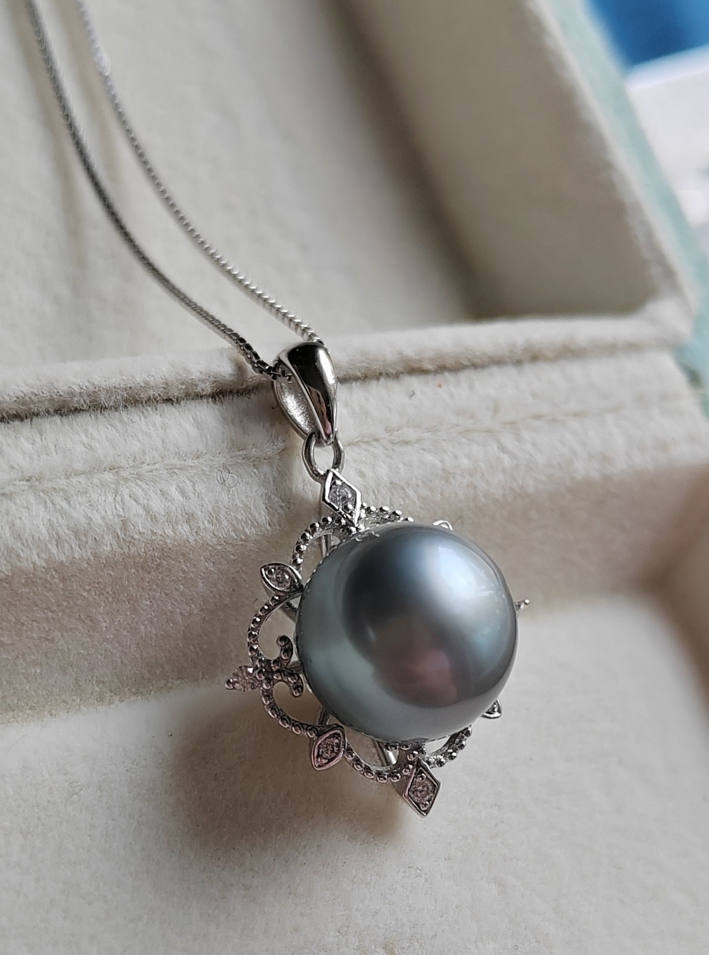 'Modern Rococo' necklace genuine tahitian south sea pearl 10.9mm