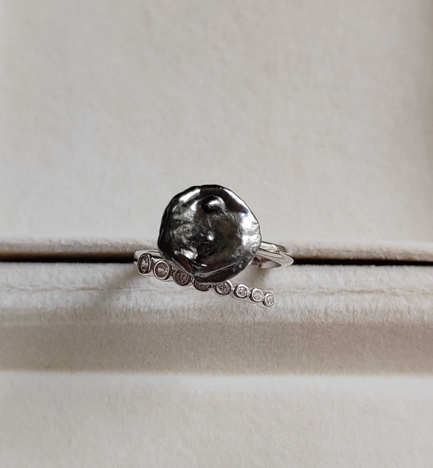 'Wild' Flower ring genuine tahitian Keshi pearl 3.6ct