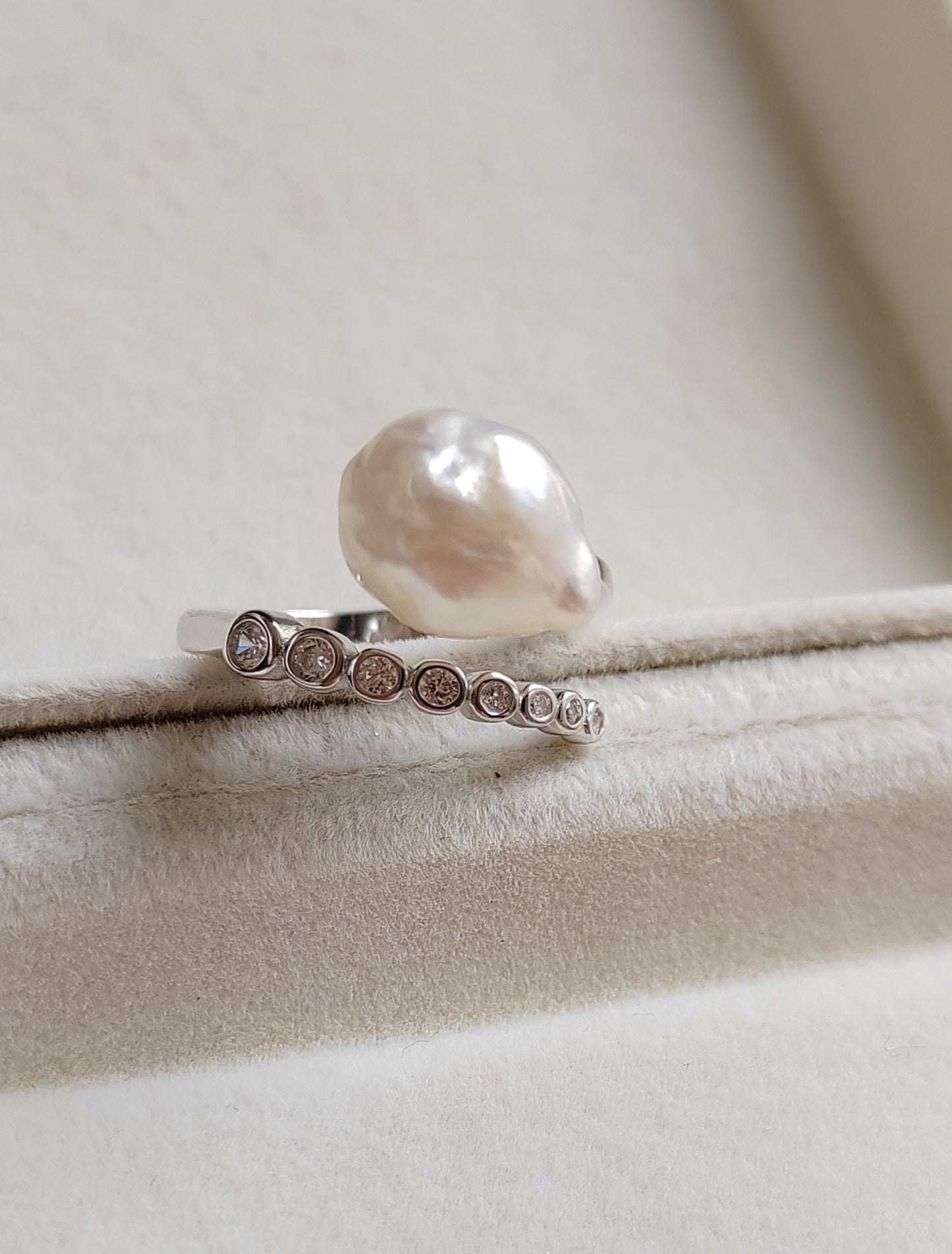 'Wild Lily' Silver ring genuine Keshi south sea white pearl 6ct