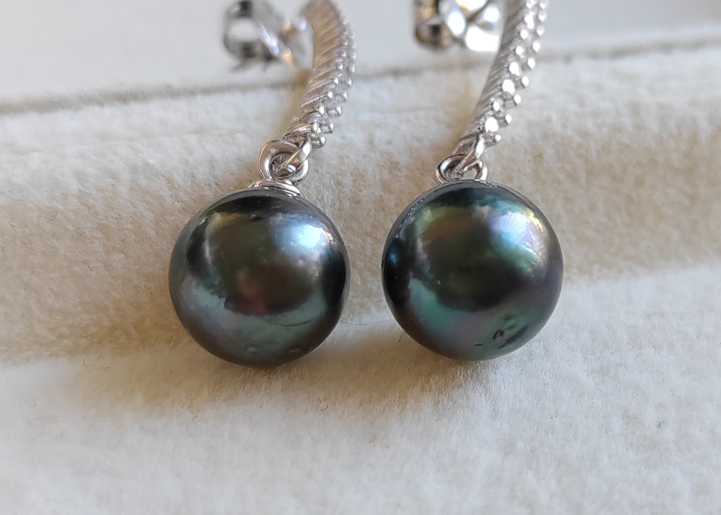 Classic Dangling earrings Genuine tahitian south sea pearl 8.8mm Round