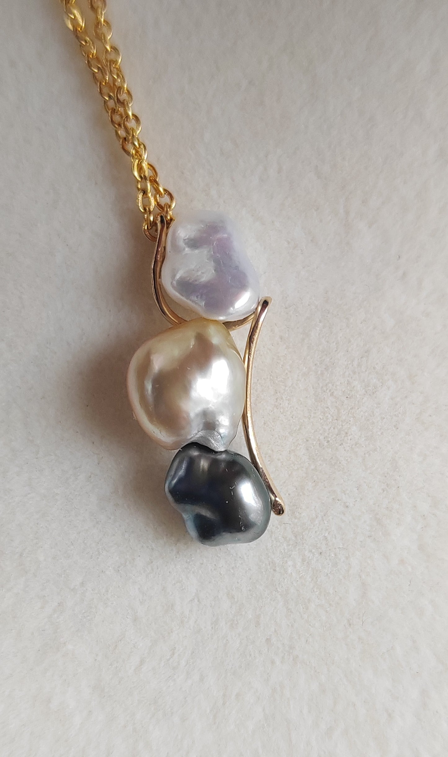 'A feather' 18k gold pendant genuine south sea & Tahitian Keshi pearls 'Wild'