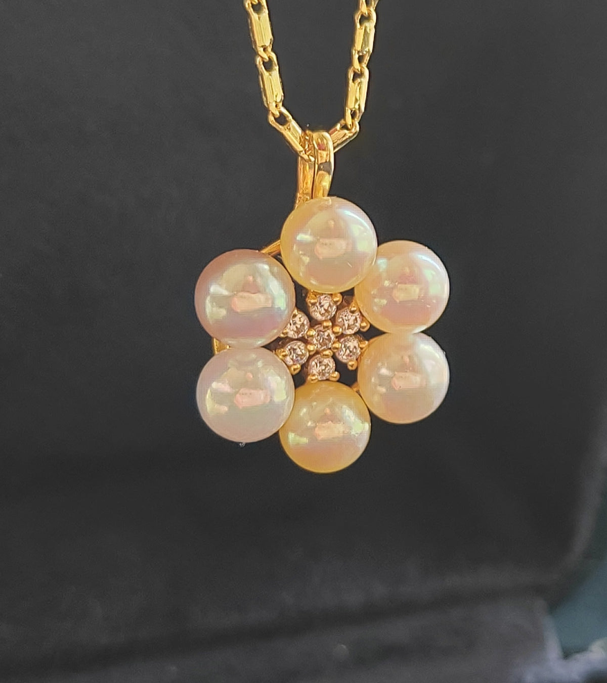 'Pleasure Blossom' 18k gold pendant genuine Japanese akoya pearls