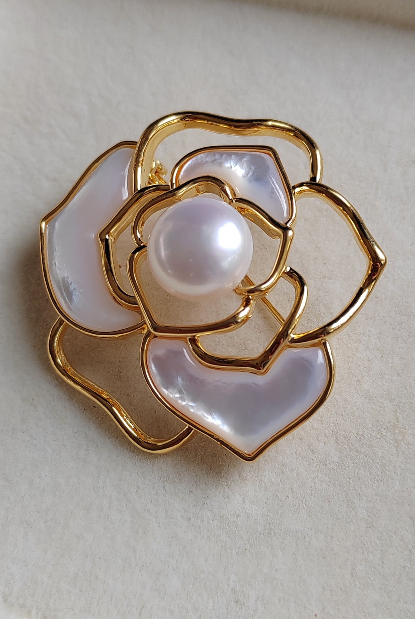 11.1mm genuine freshwater pearl Camellia brooch