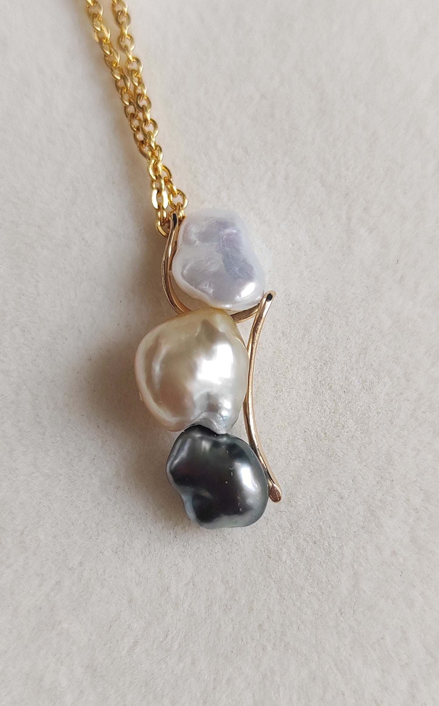 'A feather' 18k gold pendant genuine south sea & Tahitian Keshi pearls 'Wild'