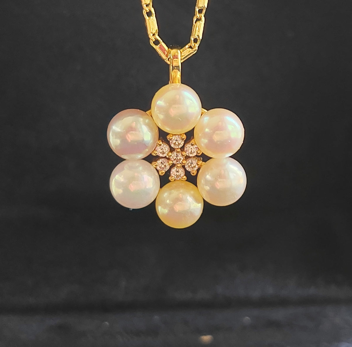 'Pleasure Blossom' 18k gold pendant genuine Japanese akoya pearls