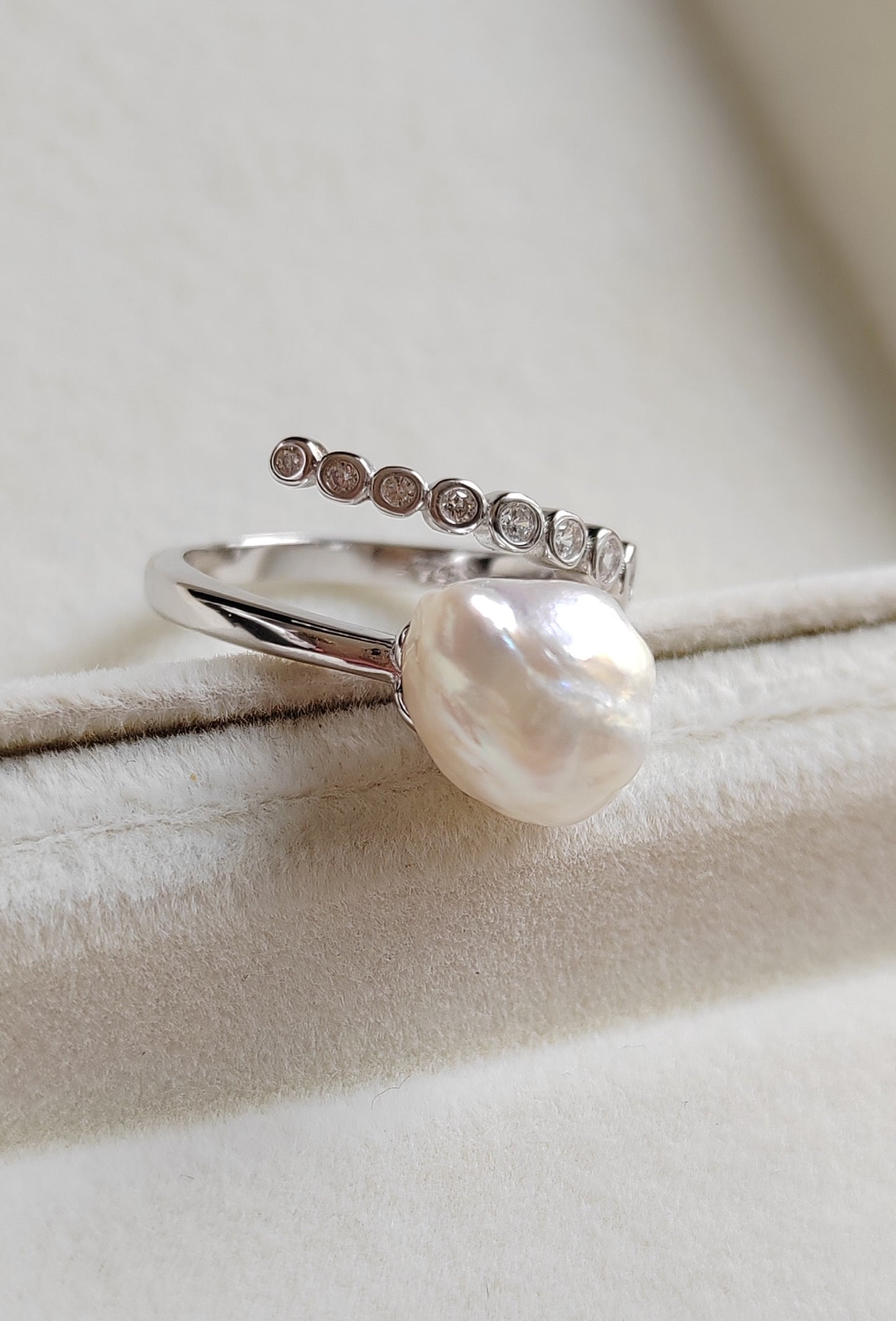 'Wild Lily' Silver ring genuine Keshi south sea white pearl 6ct