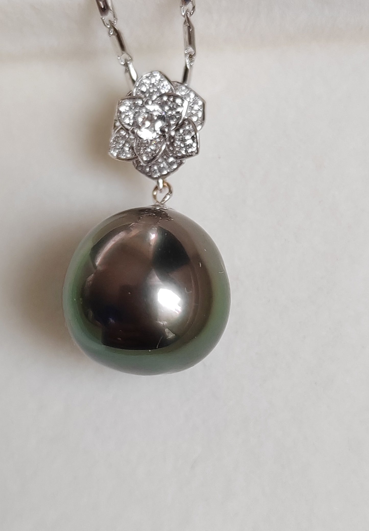 'White Camellia' 18k white gold pendant genuine Mangareva tahitian dea pearl 11.7x12.1mm