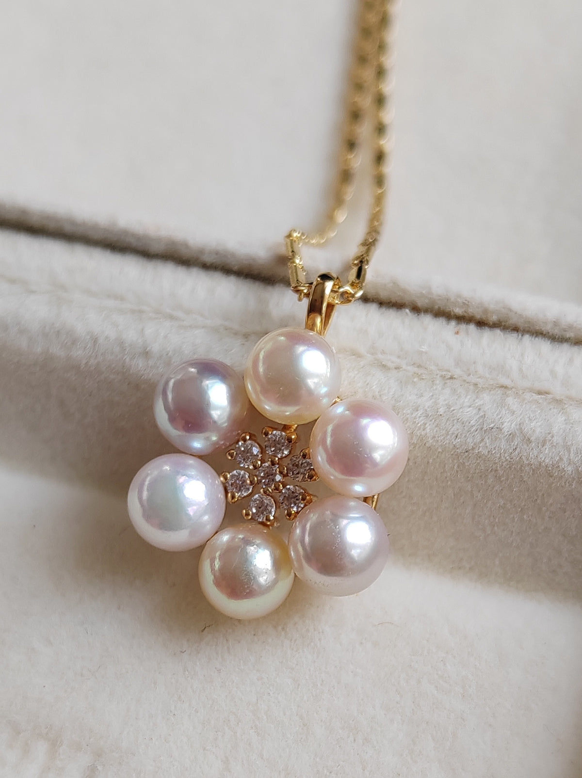 'Pleasure Blossom' 18k gold pendant genuine Japanese akoya pearls