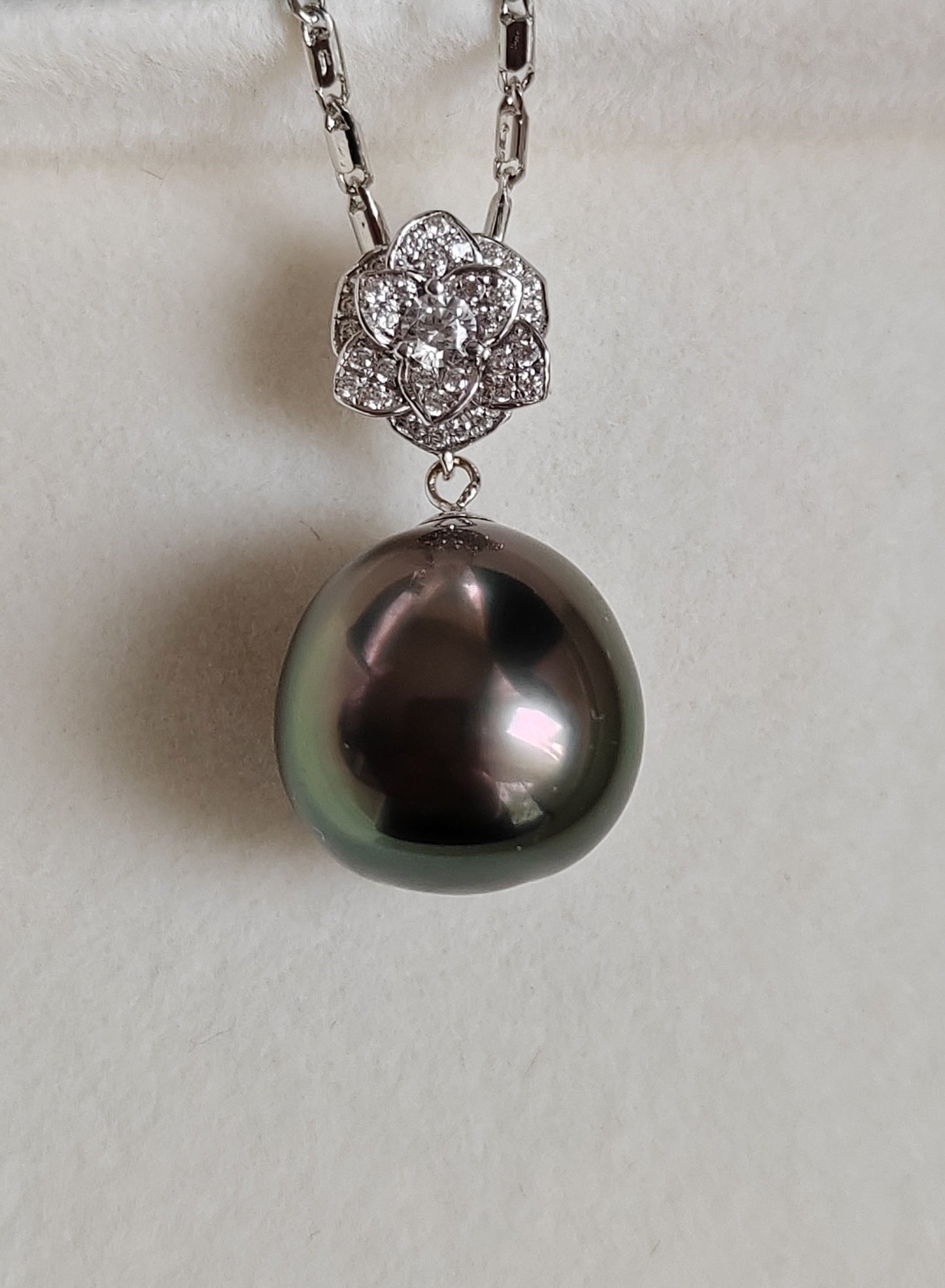 'White Camellia' 18k white gold pendant genuine Mangareva tahitian dea pearl 11.7x12.1mm