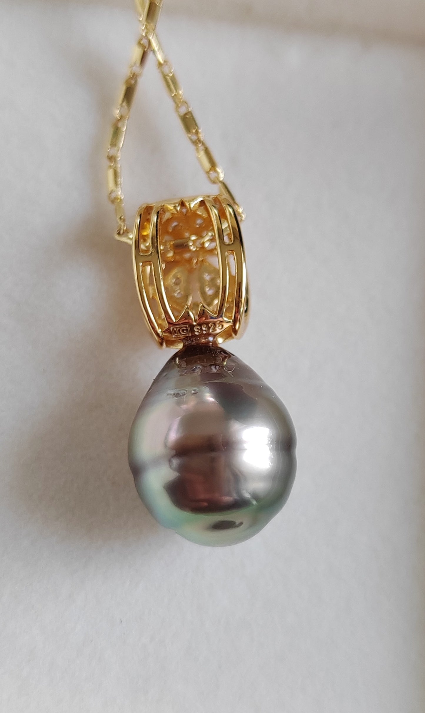 11.2x13.6mm Genuine Mangareva Tahitian sea pearl 'Light Neon' pendant