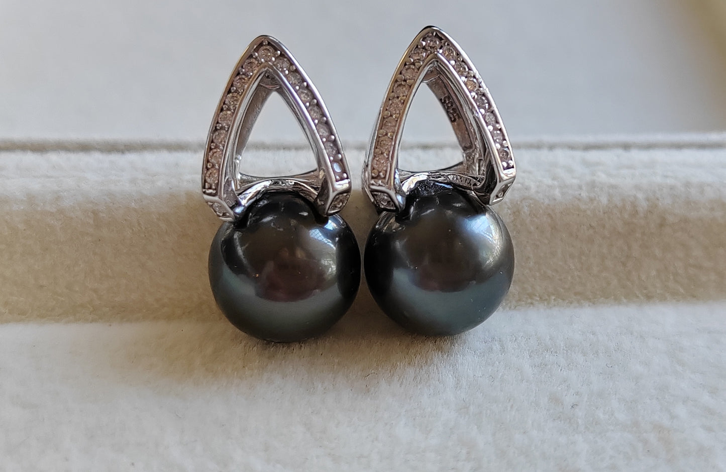 Modern style earrings genuine tahitian south sea pearls 10.4mm round