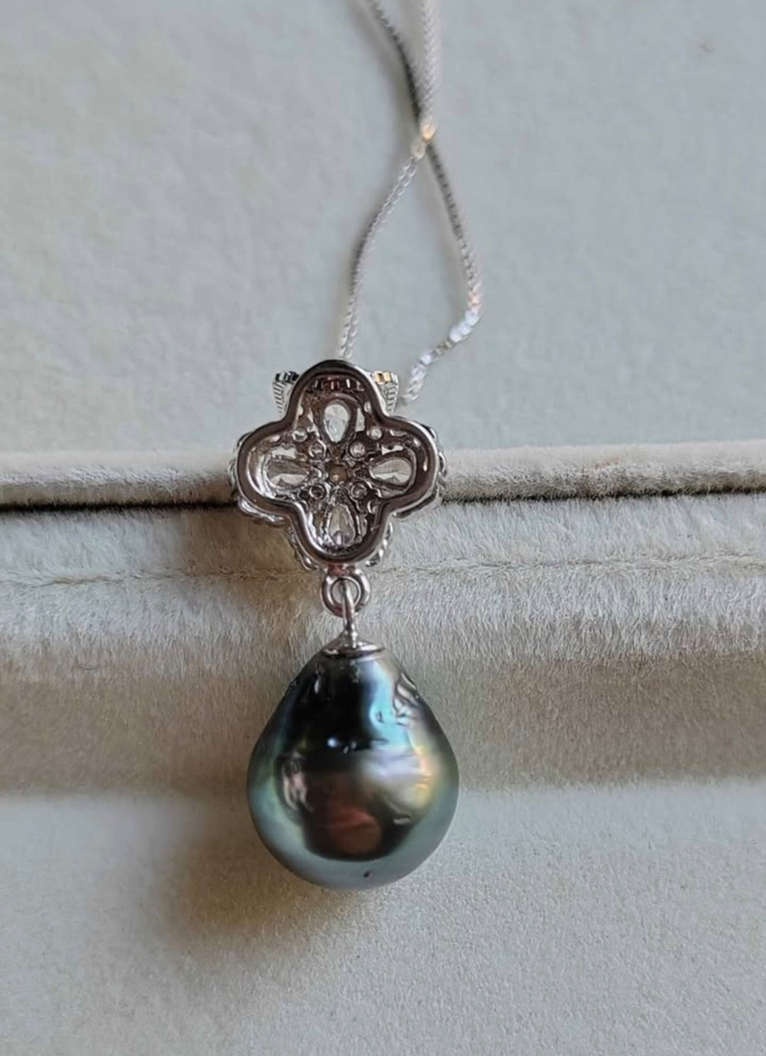 'Silver Clovers' Jewellry set Genuine tahitian sea pearls 9.6-9.9mm