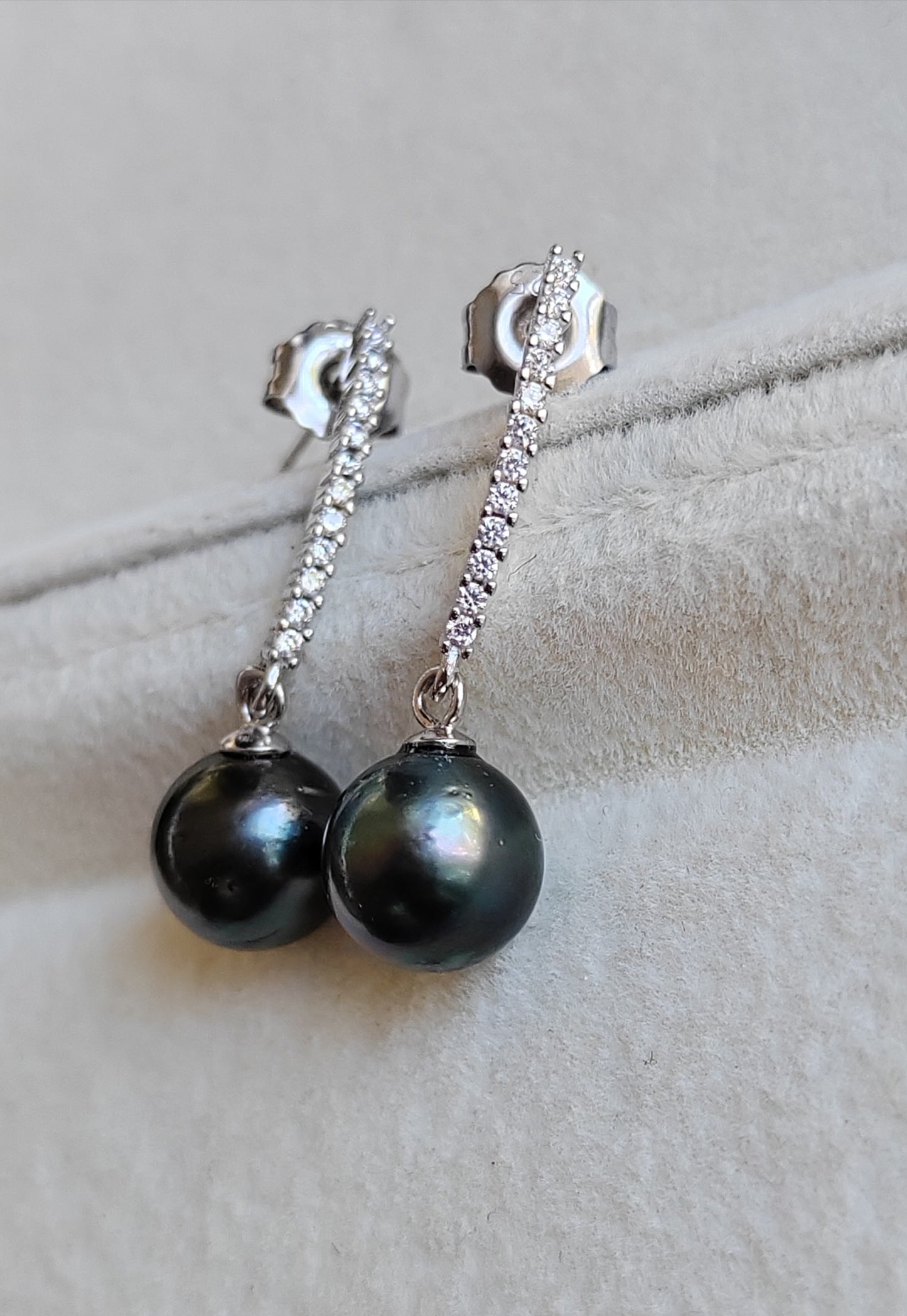Classic Dangling earrings Genuine tahitian south sea pearl 8.8mm Round