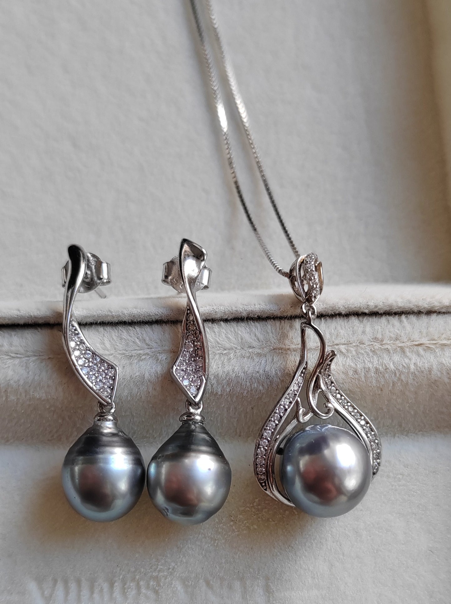 'Lily' Jewellry set Genuine tahitian sea pearl 9.4-9.9mm