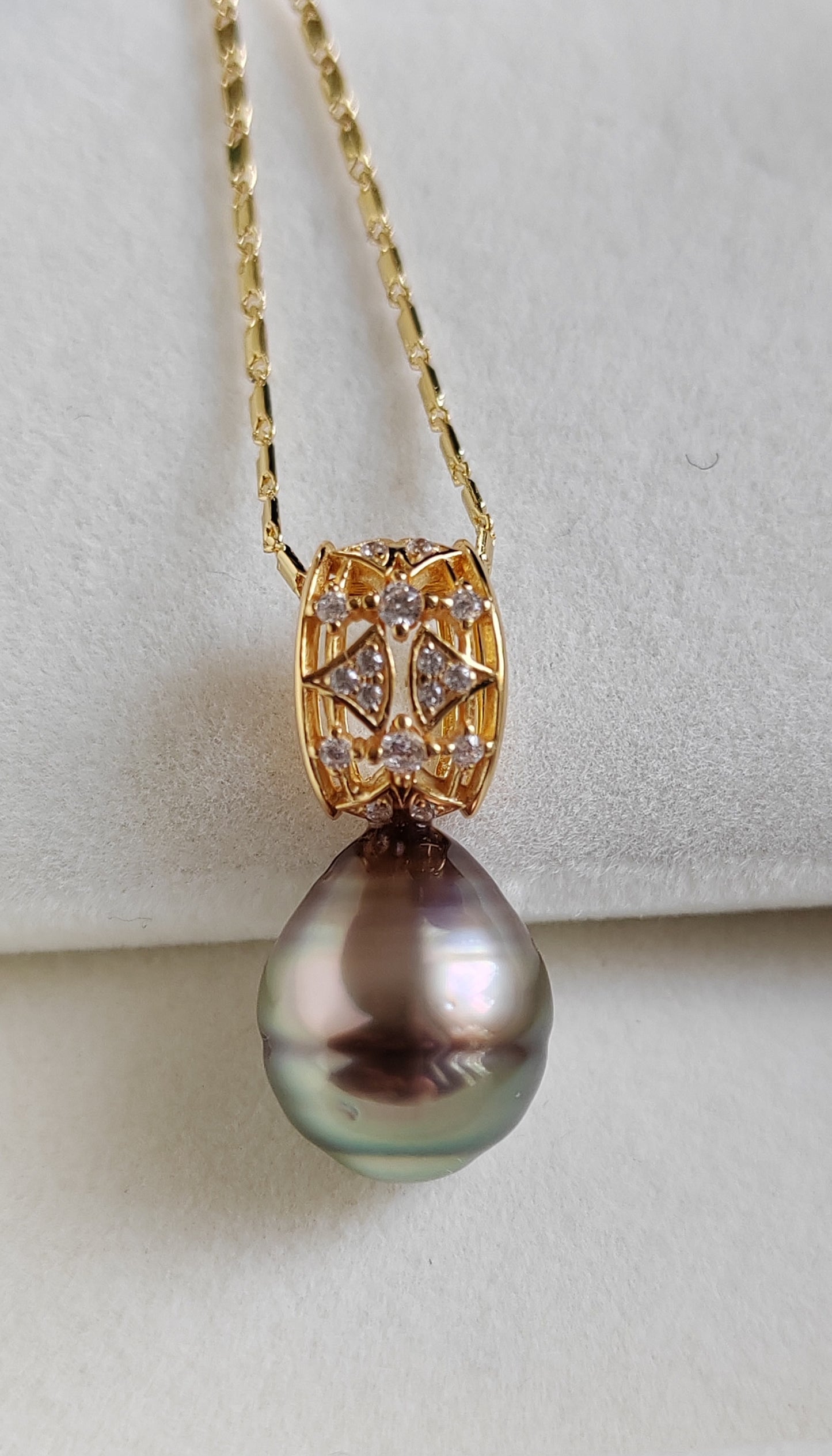 11.2x13.6mm Genuine Mangareva Tahitian sea pearl 'Light Neon' pendant