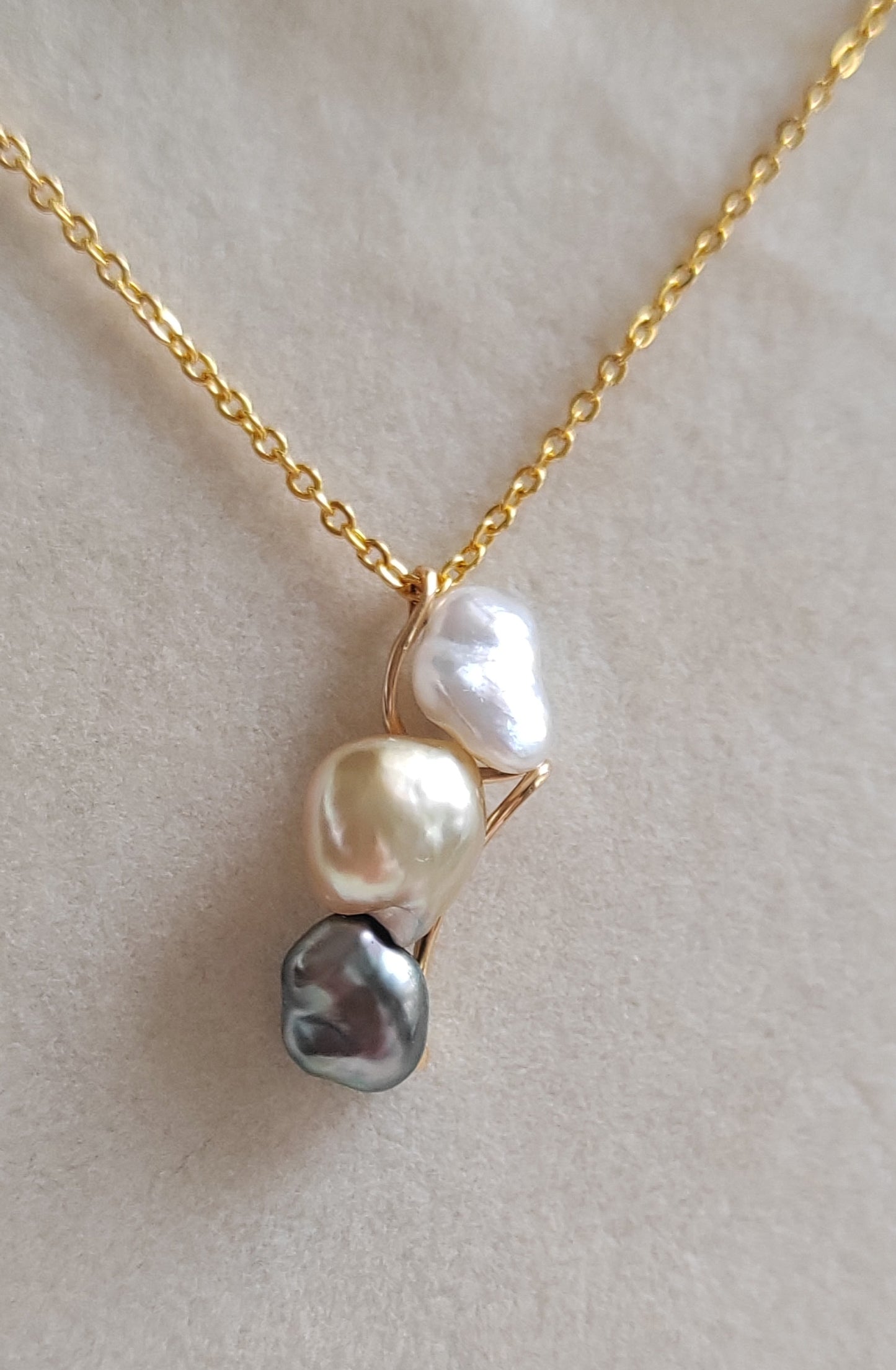 'A feather' 18k gold pendant genuine south sea & Tahitian Keshi pearls 'Wild'