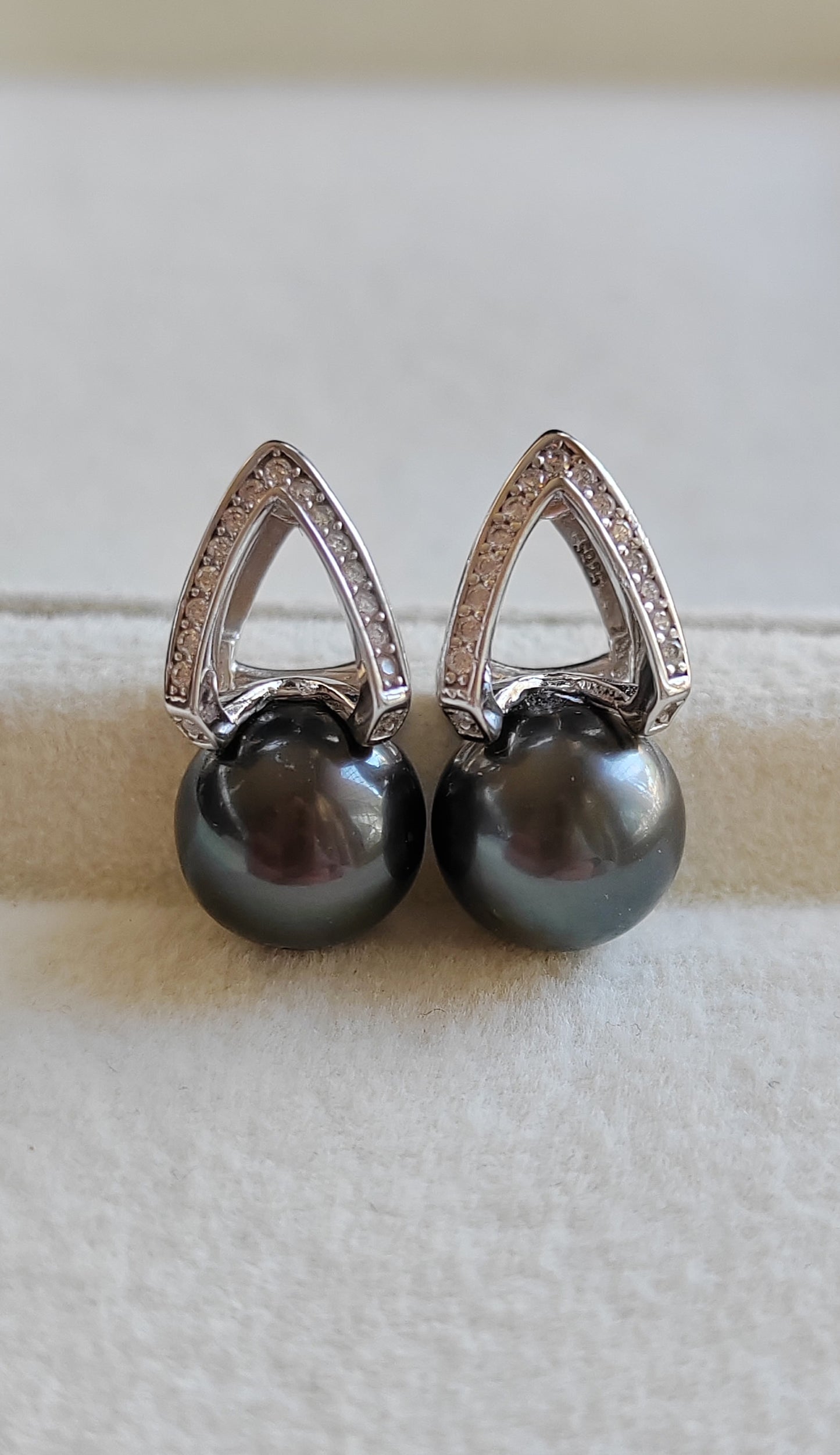 Modern style earrings genuine tahitian south sea pearls 10.4mm round