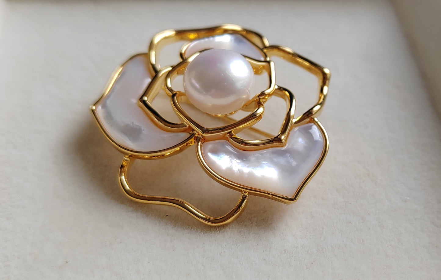 11.1mm genuine freshwater pearl Camellia brooch