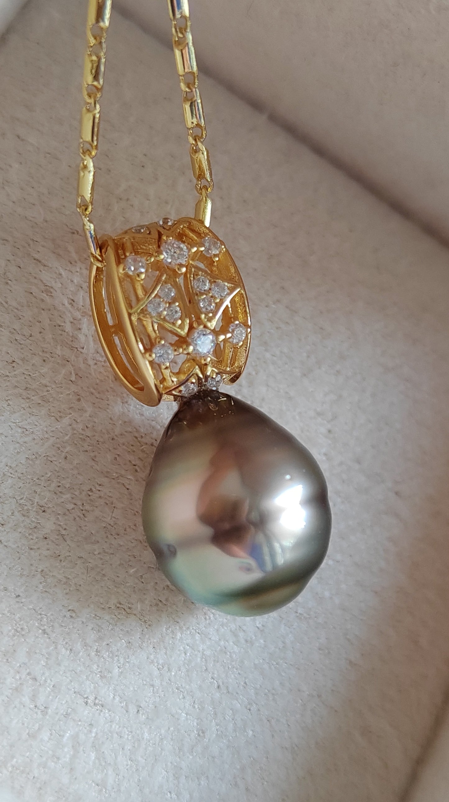 11.2x13.6mm Genuine Mangareva Tahitian sea pearl 'Light Neon' pendant
