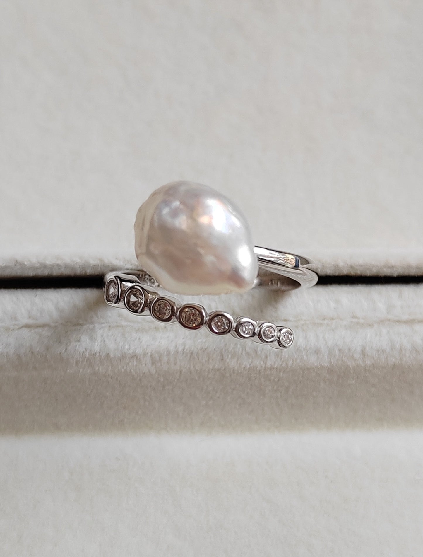 'Wild Lily' Silver ring genuine Keshi south sea white pearl 6ct
