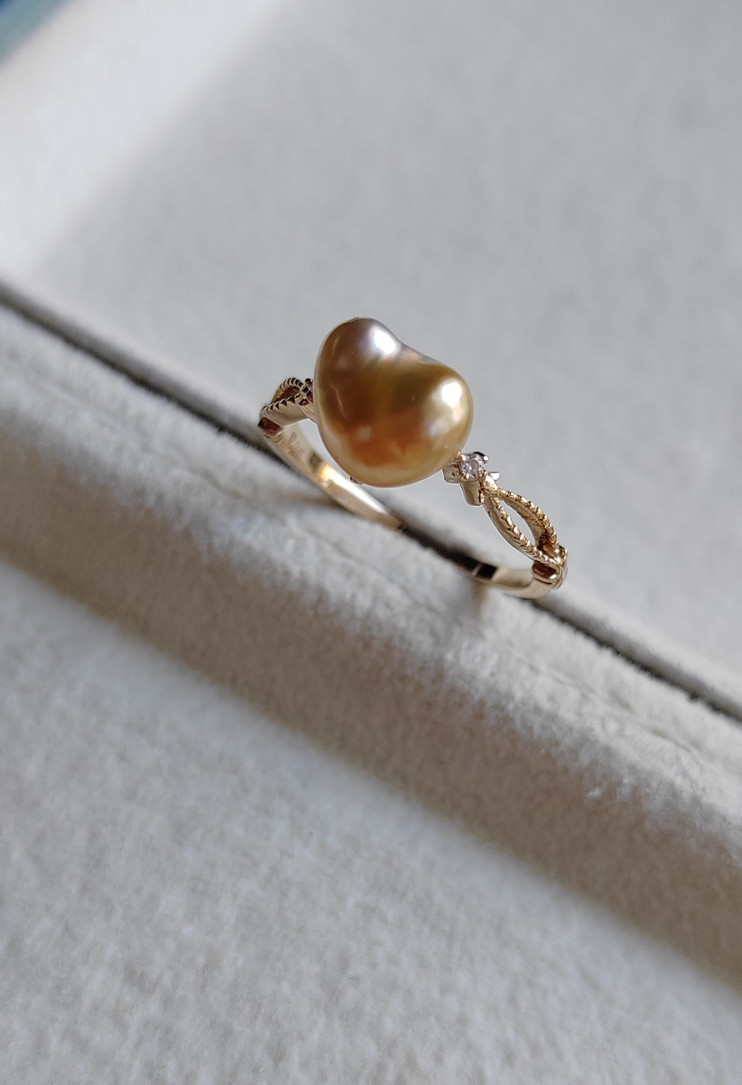 'A golden heart' 14k gold ring genuine golden south sea Keshi pearl 'Wild' 2.6ct