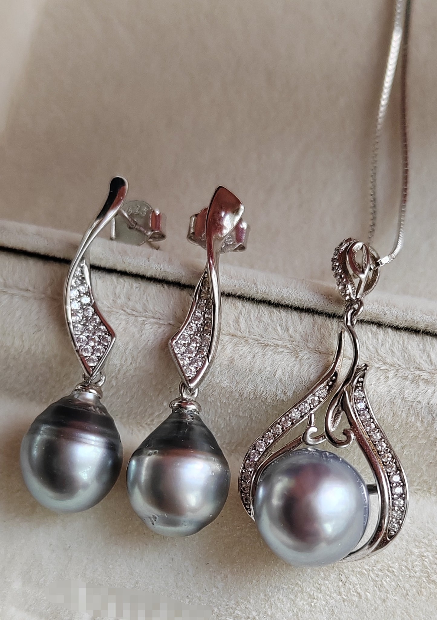 'Lily' Jewellry set Genuine tahitian sea pearl 9.4-9.9mm