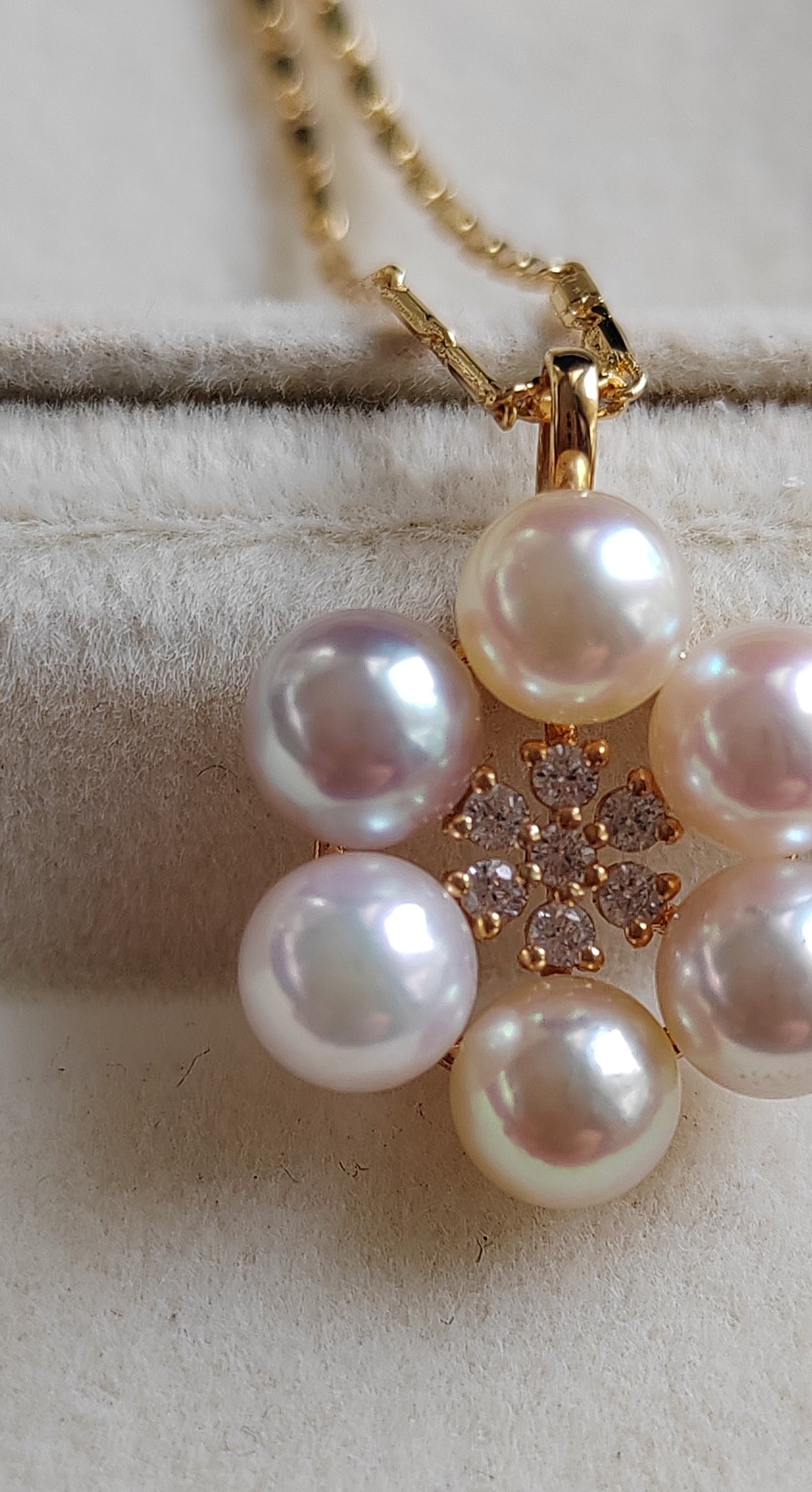 'Pleasure Blossom' 18k gold pendant genuine Japanese akoya pearls