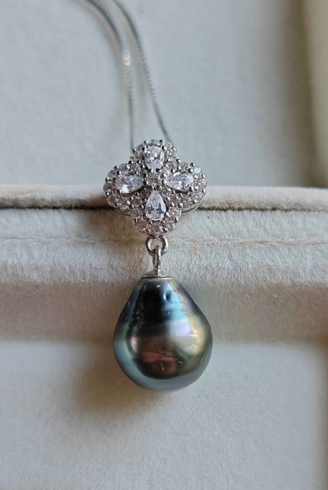 'Silver Clovers' Jewellry set Genuine tahitian sea pearls 9.6-9.9mm