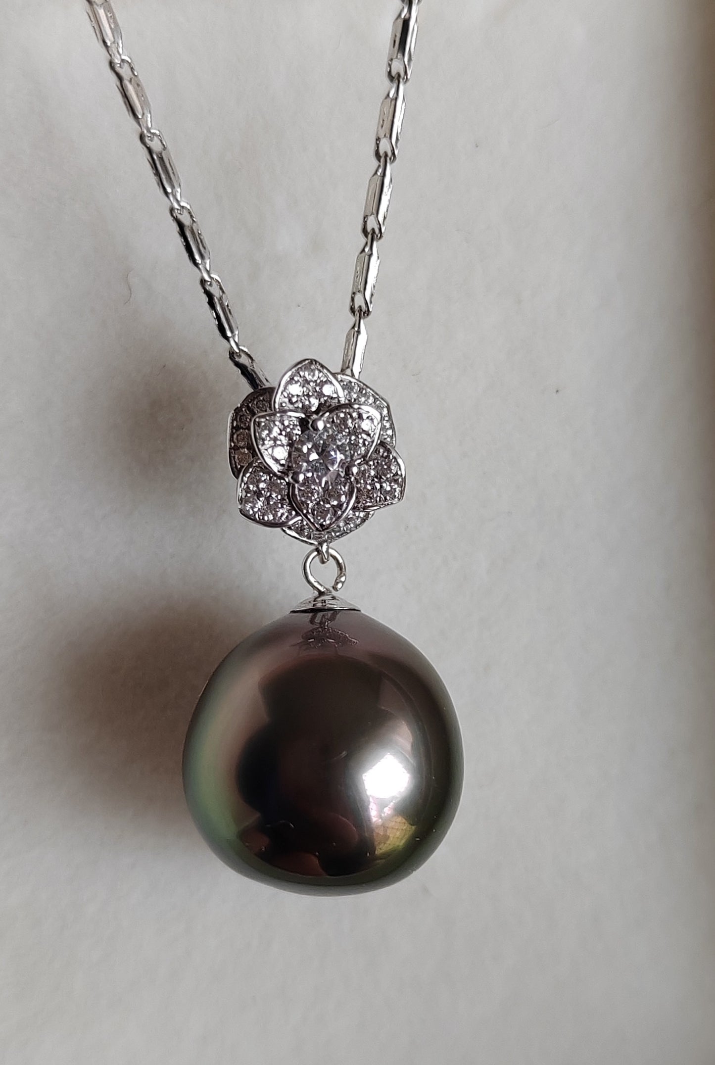 'White Camellia' 18k white gold pendant genuine Mangareva tahitian dea pearl 11.7x12.1mm