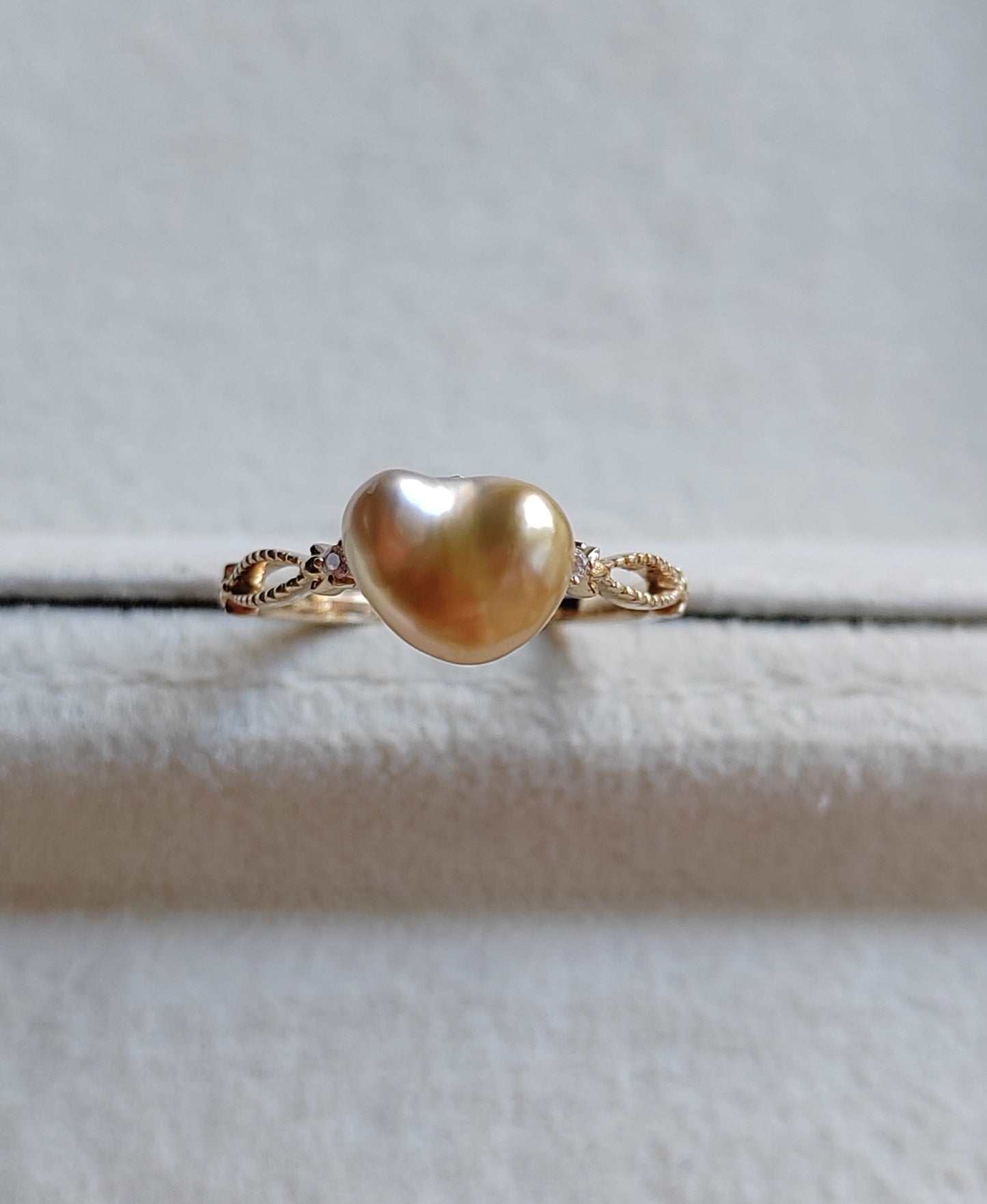 'A golden heart' 14k gold ring genuine golden south sea Keshi pearl 'Wild' 2.6ct