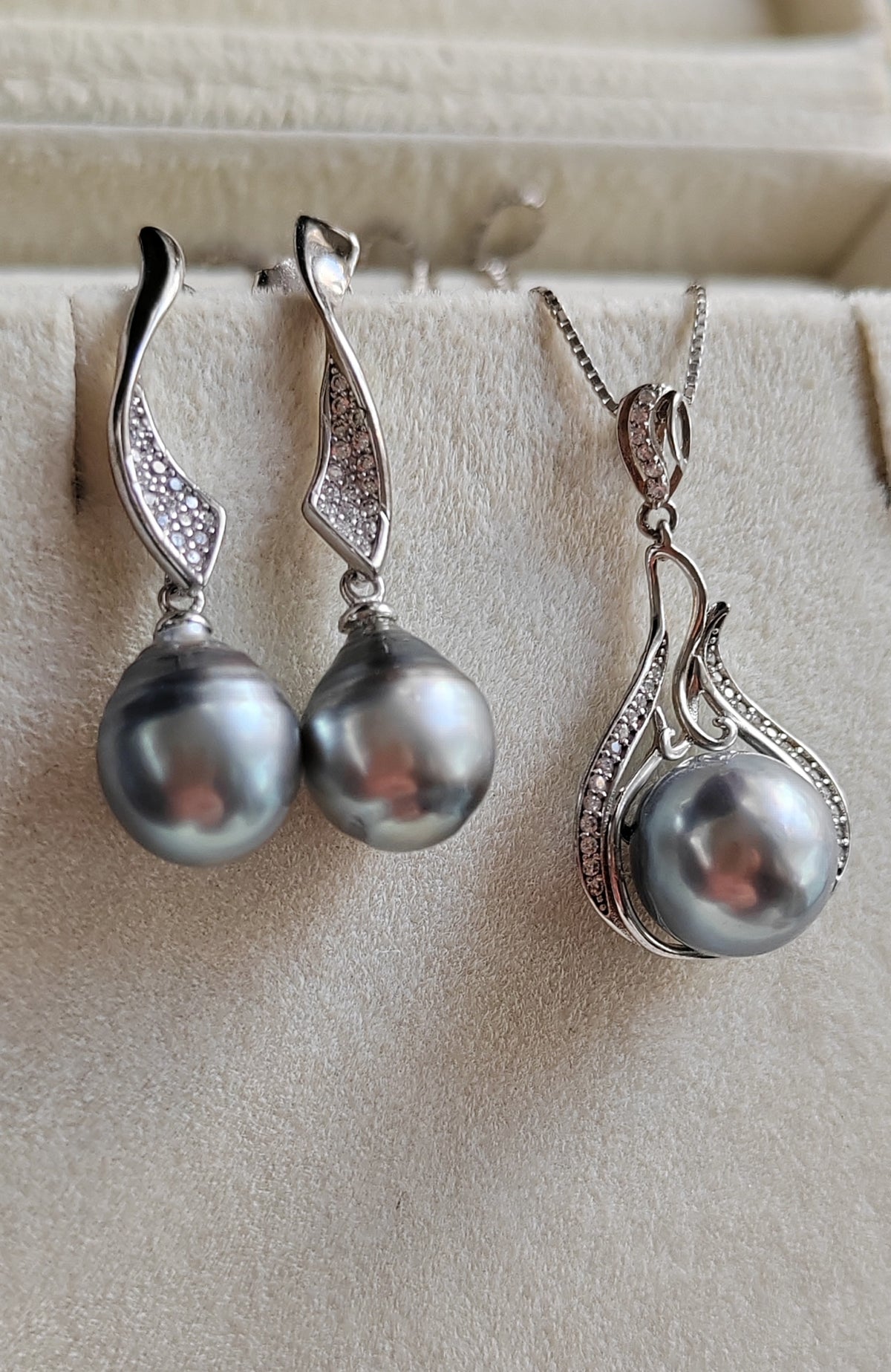 'Lily' Jewellry set Genuine tahitian sea pearl 9.4-9.9mm