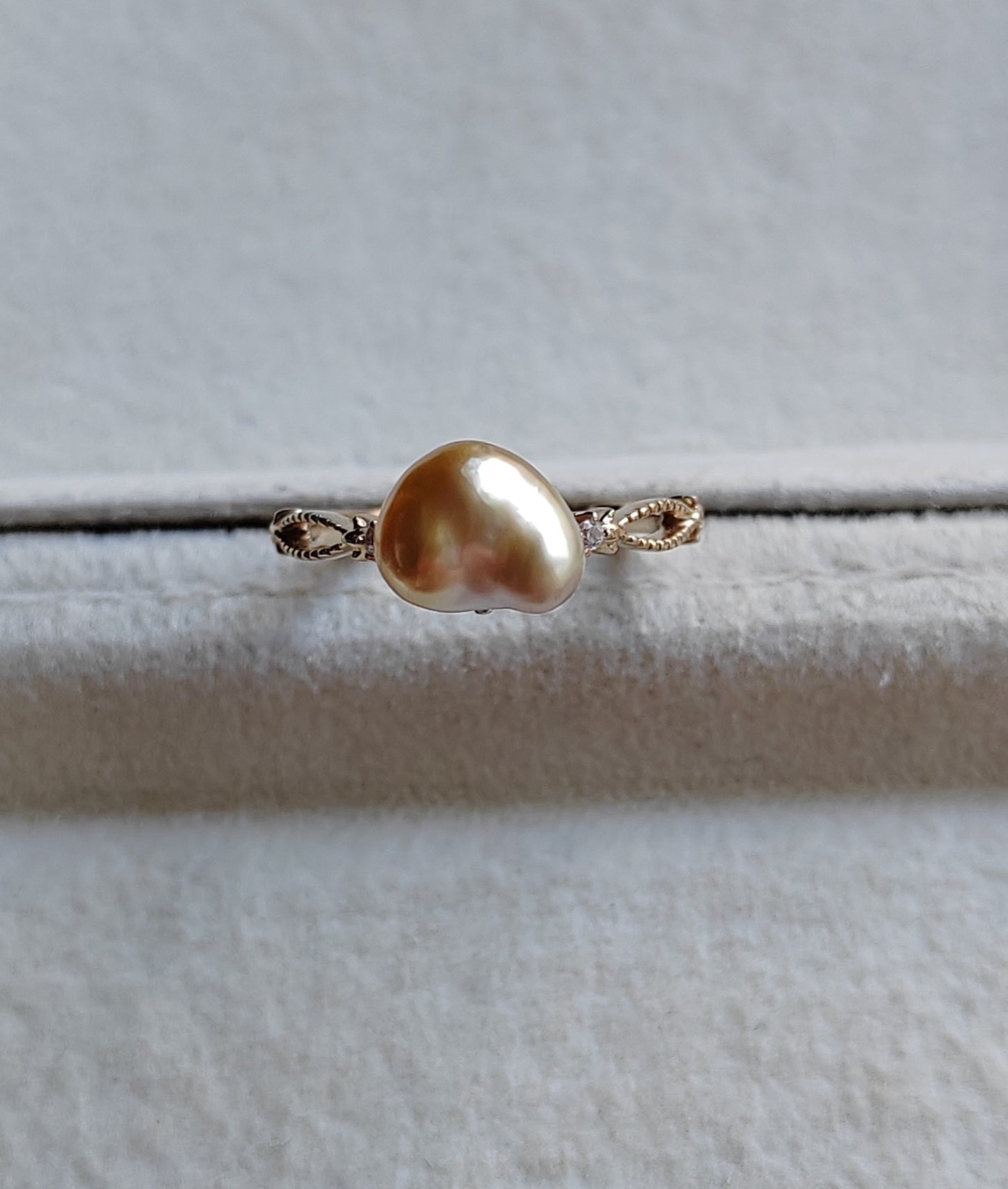 'A golden heart' 14k gold ring genuine golden south sea Keshi pearl 'Wild' 2.6ct